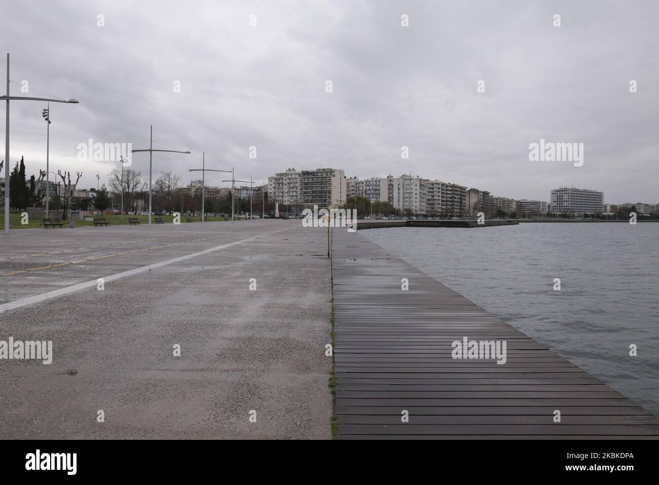 La nuova passeggiata di Salonicco è vista vuota il primo giorno della chiusura della nazione, a Salonicco, il 23 marzo 2020. Il P.M.di Grecia K.Mitsotakis ha annunciato il blocco del paese di Grecia a partire presto alla mattina 23 marzo 2020. (Foto di Achilleas Chiras/NurPhoto) Foto Stock
