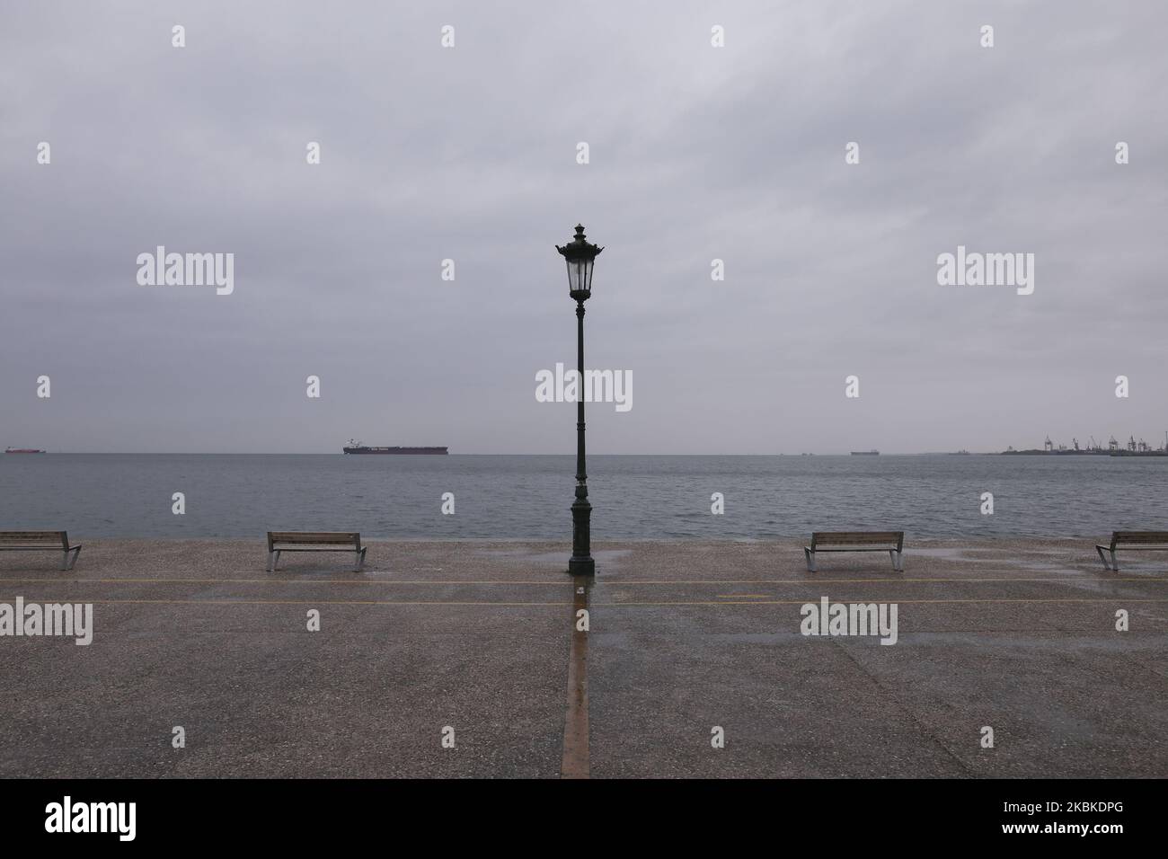 Spazio vuoto di fronte alla Torre Bianca di Salonicco, il 23 marzo 2020. Il P.M.di Grecia K.Mitsotakis ha annunciato il blocco del paese di Grecia a partire presto alla mattina 23 marzo 2020. (Foto di Achilleas Chiras/NurPhoto) Foto Stock