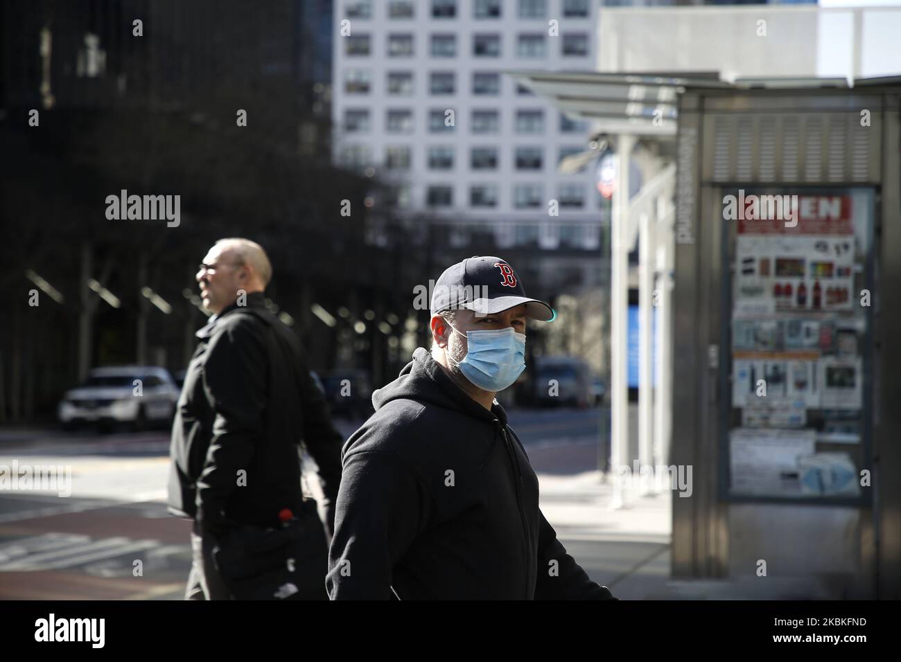 I passerby sono visti vicino ad una camminata trasversale, a New York, Stati Uniti, il 24 marzo 2020. Nel bel mezzo del coronavirus New York City diventa sempre più priva di attività umana come la maggior parte delle imprese sono state ordinate a chiudere dal governatore Andrew Cuomo il 24 marzo 2020. Lo Stato di New York è in gran parte il tasso di infezioni da coronavirus (COVID-19) nella nazione. (Foto di John Lamparski/NurPhoto) Foto Stock