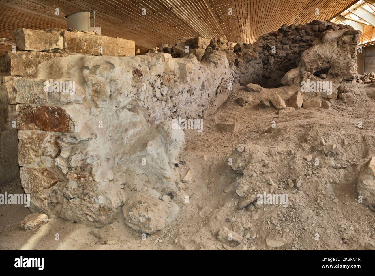 Scavo archeologico del villaggio preistorico (2000 a.C.) di Akrotiri sull'isola di Santorini, Grecia. Il sito è stato sepolto dalla cenere dell'eruzione vulcanica delle terme a metà del secondo millennio a.C., ed è quindi ben conservato. L'insediamento è stato suggerito come possibile ispirazione per la storia di Atlantide di Platone. (Foto di Creative Touch Imaging Ltd./NurPhoto) Foto Stock