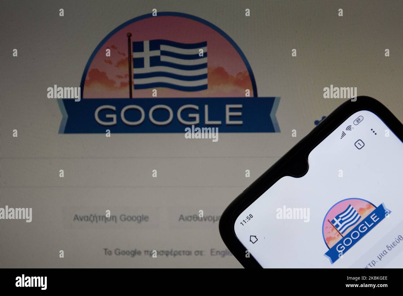 In questa foto, una bandiera greca su Google viene visualizzata su uno smartphone il 25 marzo 2020 ad Atene, in Grecia. Le parate militari e studentesche sono annullate a causa di Coronovirus in tutto il paese durante la festa nazionale annuale dell'Indipendenza. La Rivoluzione greca o Rivoluzione del 1821 fu un'insurrezione armata di successo condotta dai greci ribelli contro l'Impero Ottomano per rovesciare la dominazione ottomana e creare uno stato indipendente. (Foto Illustrazione di Nikolas Kokovlis/NurPhoto) Foto Stock