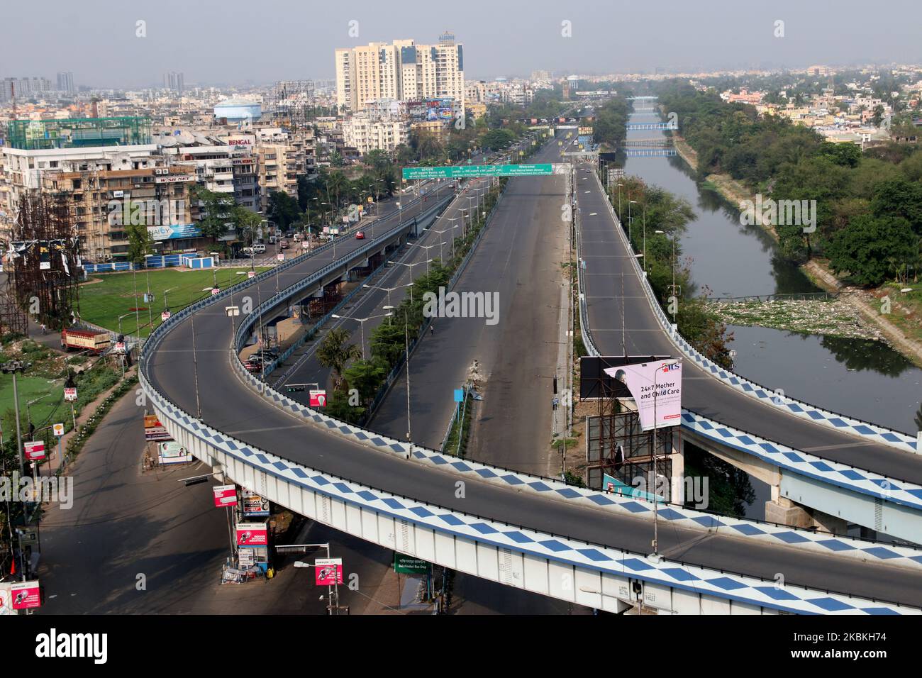 Questa fotografia aerea scattata il 25 marzo 2020 mostra una strada deserta, mentre un blocco a livello nazionale continua dopo l'epidemia di coronavirus il 25 marzo 2020 a Kolkata, India orientale. Indias Madhya Pradesh Stato ha riferito la sua prima morte correlata al coronavirus il Mercoledì prendendo il bilancio di morte in tutto il paese a causa del virus a 11. Il primo ministro Narendara modi martedì ha cercato di dissipare le preoccupazioni circa la disponibilità di beni essenziali, dichiarando al contempo un blocco di 21 giorni per frenare la diffusione del coronavirus tra i timori che la decisione potrebbe avere un impatto grave sulle 300 milioni di persone stimate . Foto Stock