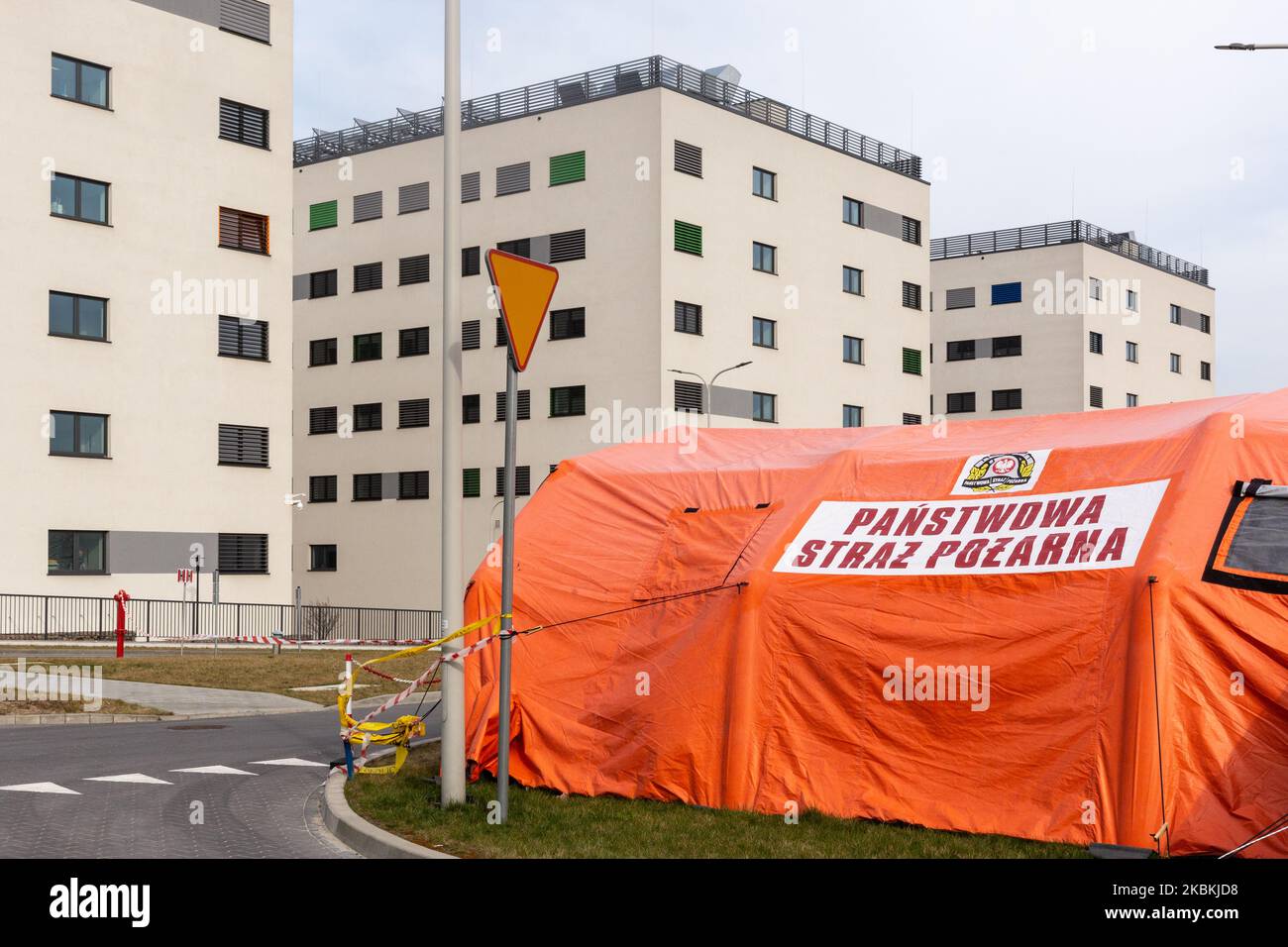 La tenda di Temporatria è eretta dalla Brigata del fuoco di Stato come parte del traing in caso di diffusione più ampia dell'epidemia di Coronavirus di fronte all'Ospedale Universitario, Dipartimento di malattie infettive a Cracovia, mentre la pandemia di Coronavirus cresce in Polonia, 26 marzo 2020. Per combattere la diffusione della pandemia di Covid-19 il governo polacco incoraggia il pubblico a rimanere a casa in ogni momento, inasprisce la regolamentazione per quanto riguarda i trasporti pubblici, solo la maggior parte dei negozi essenziali può rimanere aperto, riunioni più grandi di due sono vietati (Foto di Dominika Zarzycka/NurPhoto) Foto Stock