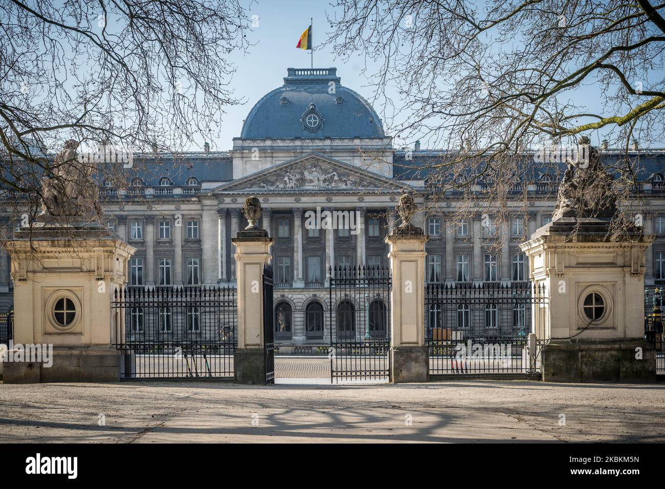 Il Palazzo reale di Bruxelles con le strade vuote dopo la conferenza a seguito di una riunione del Consiglio di sicurezza nazionale sul coronavirus a Bruxelles (Belgio) il 26 marzo 2020. I residenti belgi devono rimanere a casa, le misure corona sono state prorogate fino all'aprile 19 in Belgio, Fiandre, Bruxelles e Vallonia. Tutti gli altri movimenti non essenziali sono vietati, le riunioni sono vietate, i negozi non essenziali sono chiusi. (Foto di Jonathan Raa/NurPhoto) Foto Stock