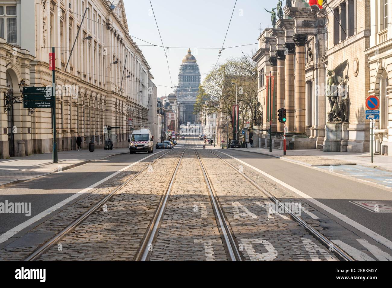 Le strade vuote di Bruxelles dopo la conferenza successiva a una riunione del Consiglio di sicurezza nazionale sul coronavirus a Bruxelles, in Belgio, il 26 marzo 2020. I residenti belgi devono rimanere a casa, le misure corona sono state prorogate fino all'aprile 19 in Belgio, Fiandre, Bruxelles e Vallonia. Tutti gli altri movimenti non essenziali sono vietati, le riunioni sono vietate, i negozi non essenziali sono chiusi. (Foto di Jonathan Raa/NurPhoto) Foto Stock