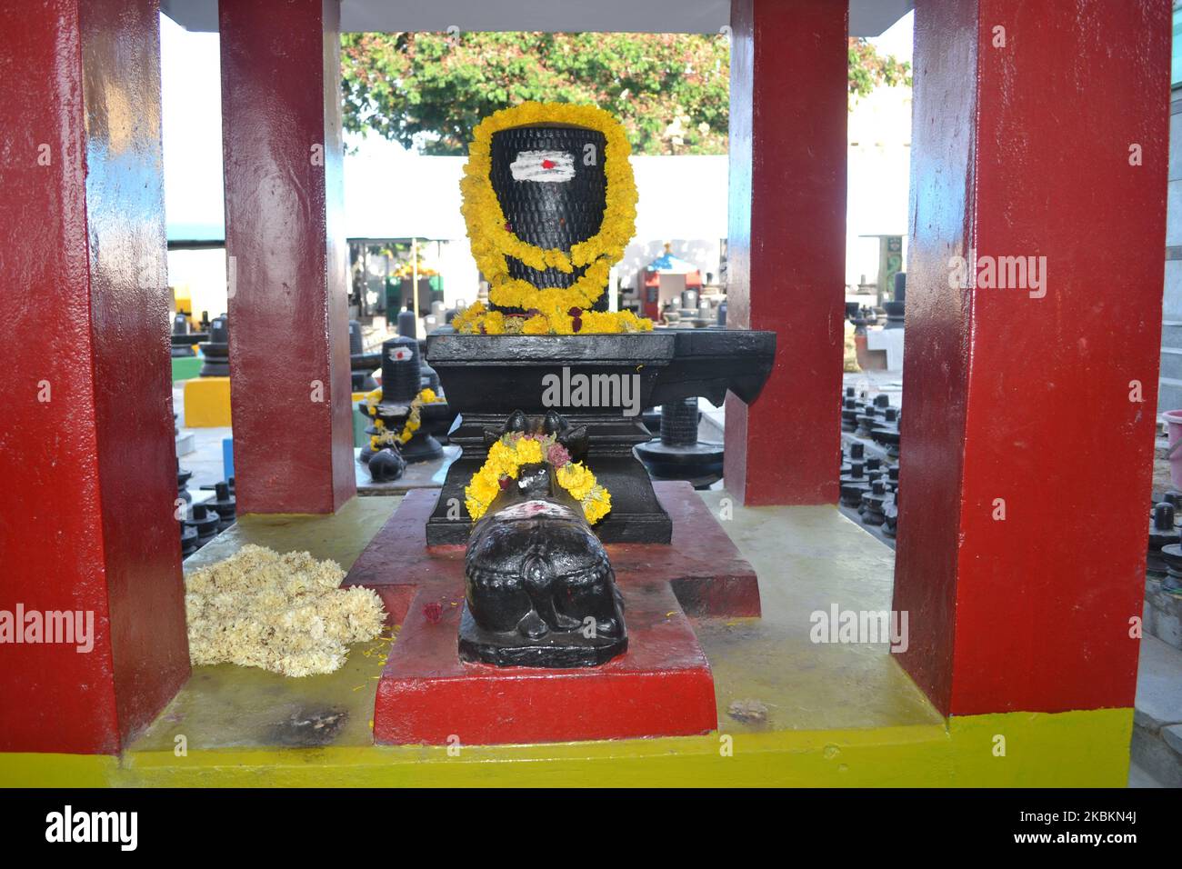 Statua di Shiva linga con Nandi di fronte a Kotilingeshwara Foto Stock