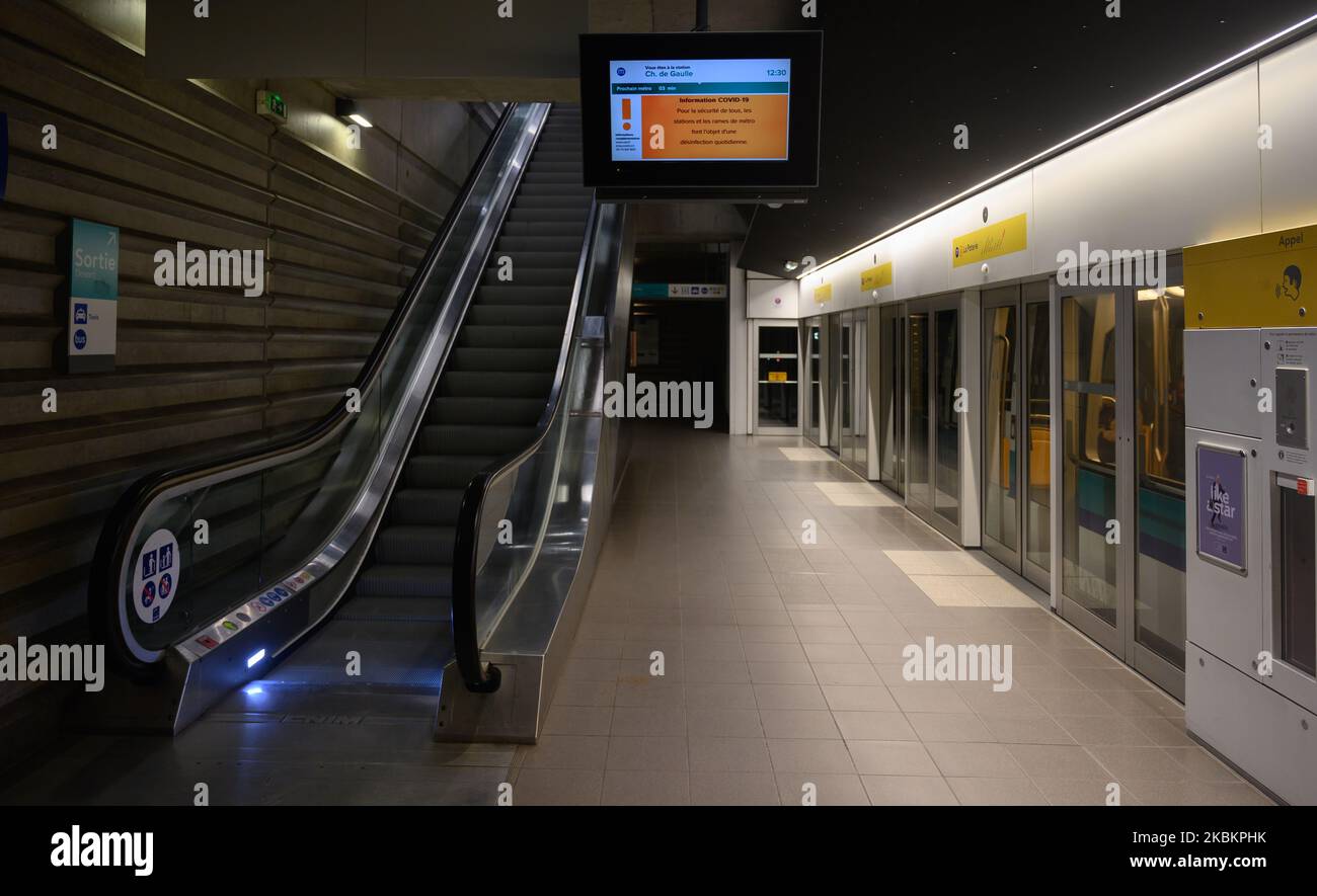 Messaggio trasmesso sui pannelli informativi della metropolitana di Rennes (Francia) che indica che i treni e le stazioni sono disinfettati ogni giorno per limitare la diffusione di Coronavirus / Covid-19, il 29 marzo 2020 a Rennes. (Foto di Estelle Ruiz/NurPhoto) Foto Stock