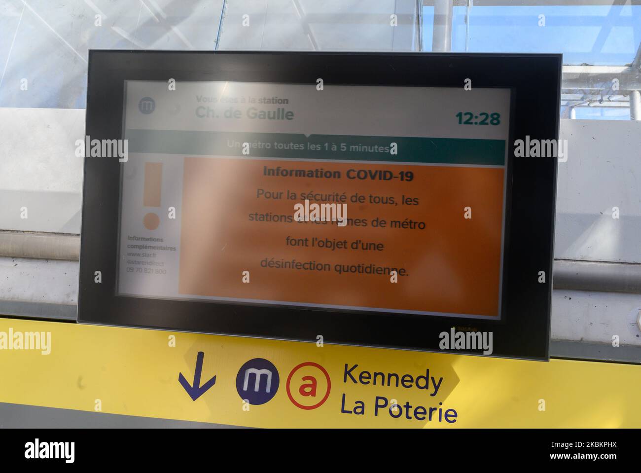 Messaggio trasmesso sui pannelli informativi della metropolitana di Rennes (Francia) che indica che i treni e le stazioni sono disinfettati ogni giorno per limitare la diffusione di Coronavirus / Covid-19, il 29 marzo 2020 a Rennes. (Foto di Estelle Ruiz/NurPhoto) Foto Stock