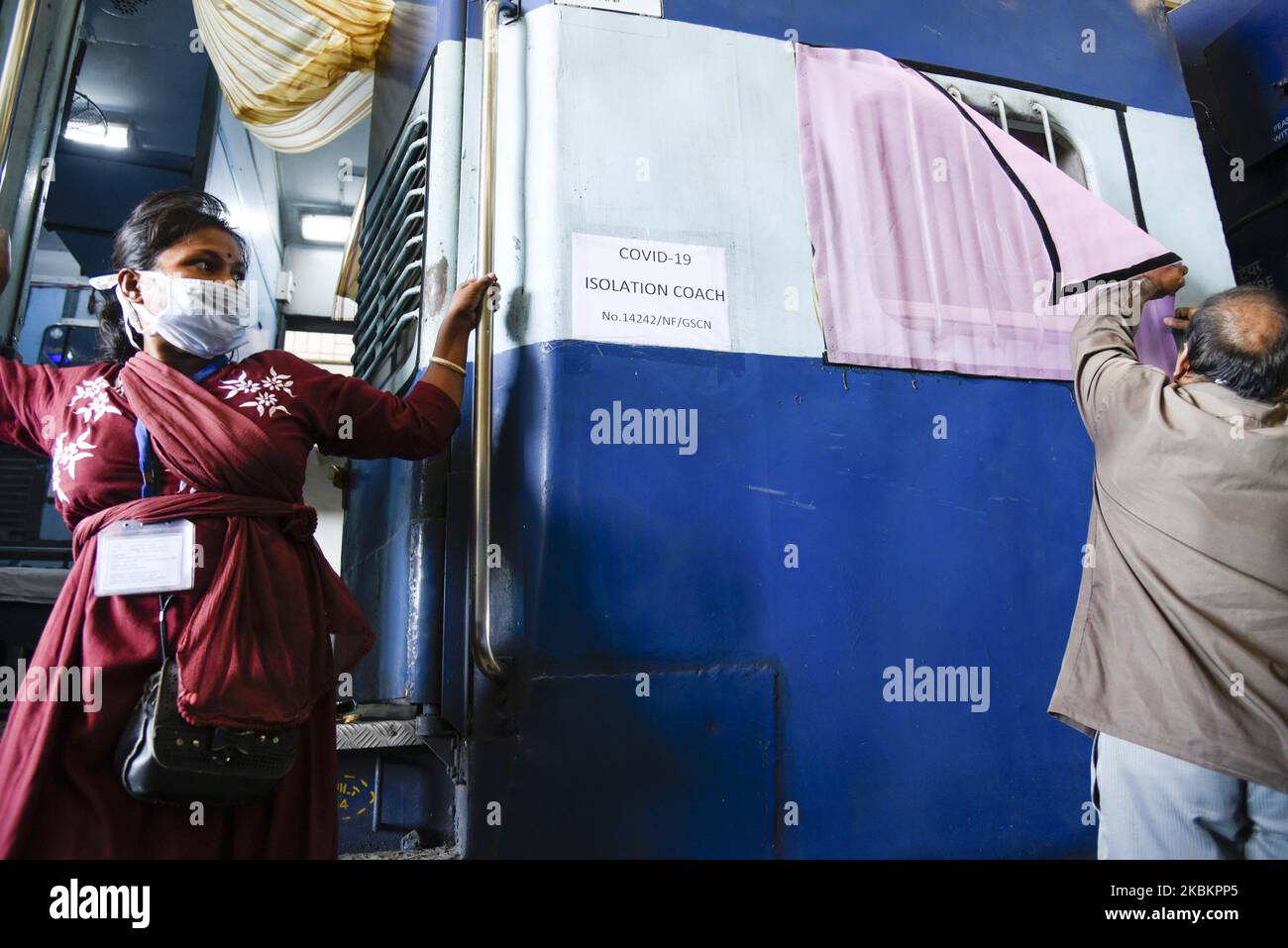 Il membro del personale della Northeast Frontier Railway (NFR) prepara i pullman ferroviari per trasformarli in reparti di isolamento per i pazienti affetti da COVID-19, presso il Coach Maintenance Depot della stazione di Kamakhya a Guwahati, Assam, India, lunedì 30 marzo 2020. (Foto di David Talukdar/NurPhoto) Foto Stock