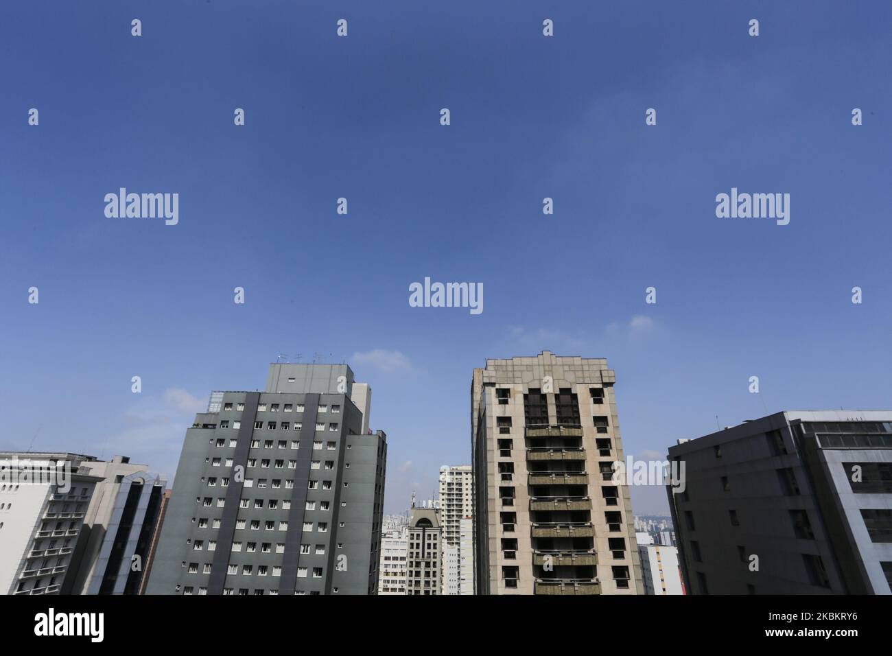 Cielo blu e poco inquinamento atmosferico nella città di São Paulo, visto da Avenida Paulista, regione centrale, questo martedì mattina. La quarantena stabilita nello stato di São Paolo, a causa della pandemia del nuovo coronavirus (covid-19), ha causato una diminuzione della circolazione dei veicoli, riducendo le emissioni di sostanze inquinanti nell'atmosfera. Dal marzo 20, la Società ambientale dello Stato di São Paulo ha registrato, in tutte le 29 stazioni di monitoraggio della regione, una buona qualità dell'aria per gli inquinanti primari, che vengono emessi direttamente da fonti inquinanti. Marzo 31, 2020. (Foto: Fábio VI Foto Stock