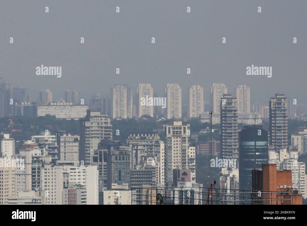 Cielo blu e poco inquinamento atmosferico nella città di São Paulo, visto da Avenida Paulista, regione centrale, questo martedì mattina. La quarantena stabilita nello stato di São Paolo, a causa della pandemia del nuovo coronavirus (covid-19), ha causato una diminuzione della circolazione dei veicoli, riducendo le emissioni di sostanze inquinanti nell'atmosfera. Dal marzo 20, la Società ambientale dello Stato di São Paulo ha registrato, in tutte le 29 stazioni di monitoraggio della regione, una buona qualità dell'aria per gli inquinanti primari, che vengono emessi direttamente da fonti inquinanti. Marzo 31, 2020. (Foto: Fábio VI Foto Stock