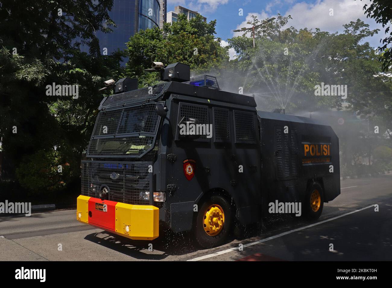 Un veicolo indonesiano per il controllo delle sommosse di polizia spruzza un disinfettante in mezzo all'epidemia di coronavirus COVID-19 a Surabaya, Giava Orientale, il 31 marzo 2020. Gli agenti spruzzano attivamente disinfettanti per anticipare la diffusione della co-19. Non solo strade e insediamenti, l'irrorazione è fatta anche nei mercati tradizionali. (Foto di Suryanto Putramudji/NurPhoto) Foto Stock