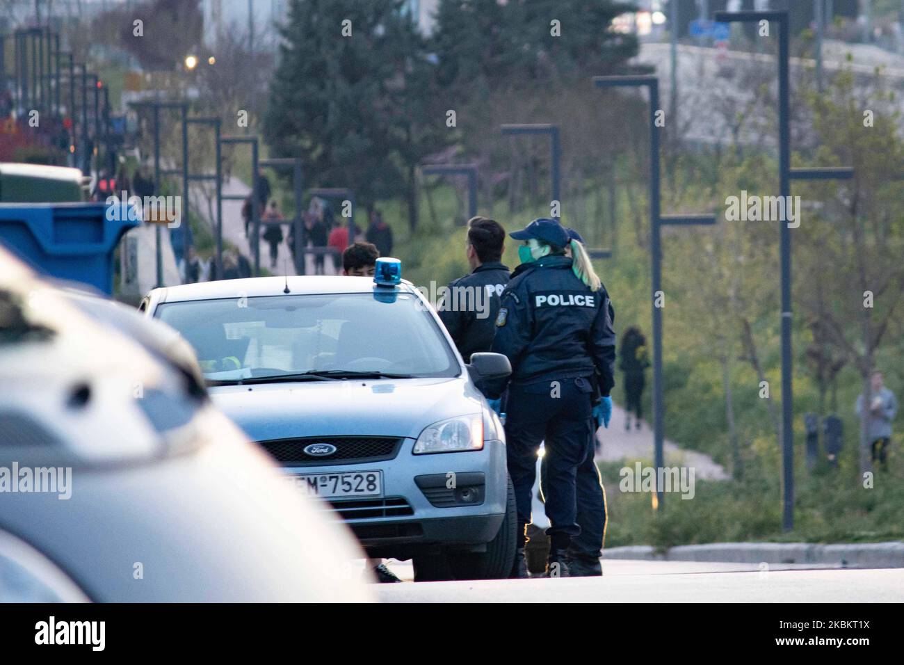 La polizia sta controllando le persone che corrono o camminano a Evosmos, Salonicco, e ordina alle persone di smettere di correre ma di camminare, in quanto grandi folle di persone sono fuori evitando l'ordine sociale di distanza. I cittadini dovrebbero avere un permesso speciale e un documento di identità per essere fuori casa a causa del divieto di traffico, restrizioni generali, un blocco attuato dal governo greco per prevenire la diffusione della pandemia di Coronavirus Covid-19. Le persone che non hanno il permesso di ottenere 150euro multa e le persone che dovrebbero essere in quarantena e sono scoperto ottenere una multa di 5000 euro e le conseguenze legali. Evosmos, Thessa Foto Stock