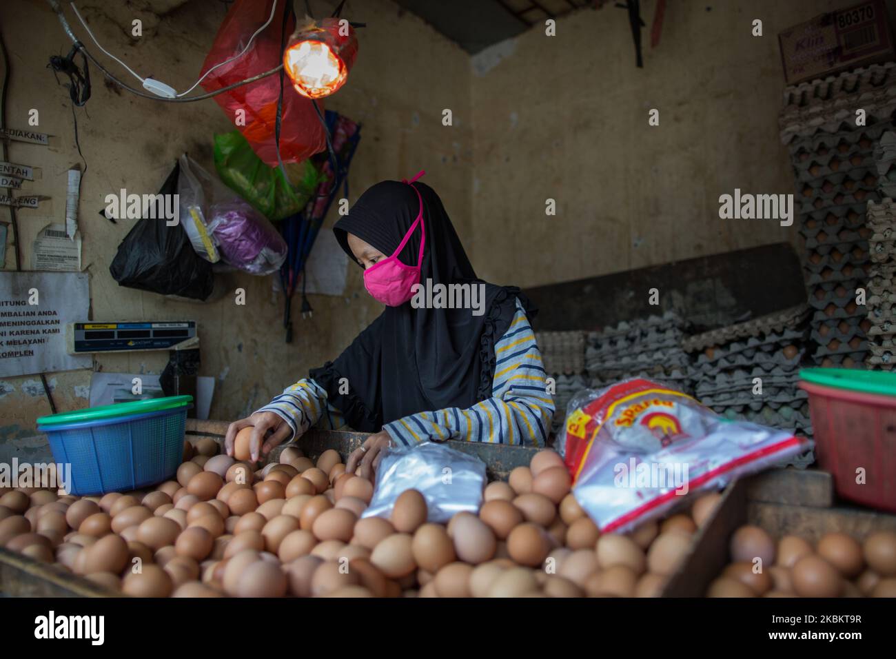 Una donna indossa una maschera protettiva mentre attende i clienti all'interno del suo negozio di Giacarta, Indonesia, martedì 31 marzo 2020. Secondo i media e i ricercatori, l’Indonesia ha già registrato il maggior numero di decessi nel sud-est asiatico e ha stimato che potrebbero esserci decine di migliaia di infezioni nascoste in tutto il paese. (Foto di Afriadi Hikmal/NurPhoto) Foto Stock