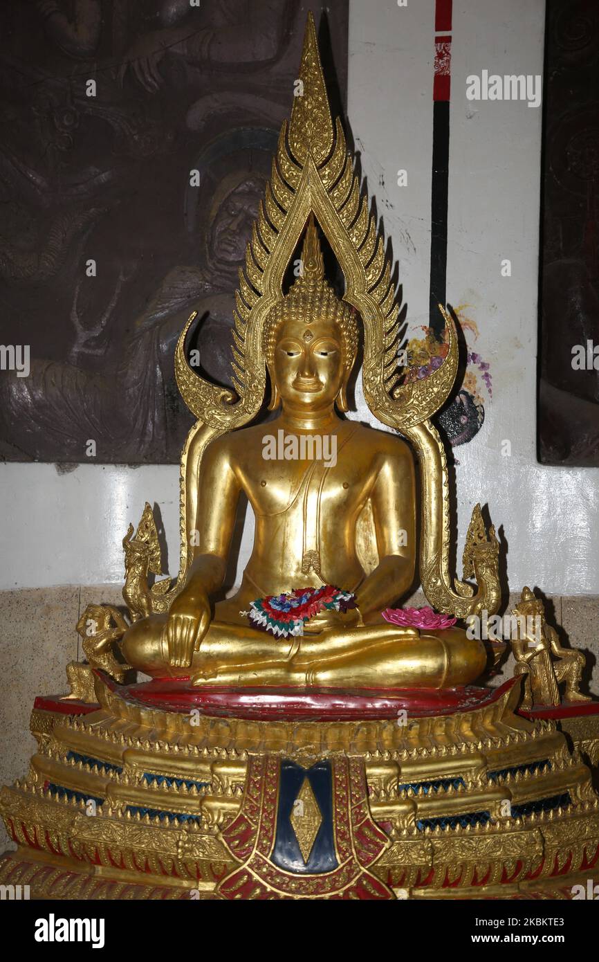Statua del Buddha d'oro nel tempio buddista di Sri Maha Bodhi Viharaya a Kandy, Sri Lanka. Il tempio si trova a Bahirawakanda ed è noto per la sua statua di Buddha gigante, che si erge ad un'altezza di 26,83 m (88,0 piedi) ed è una delle statue di Buddha più alte dello Sri Lanka. (Foto di Creative Touch Imaging Ltd./NurPhoto) Foto Stock