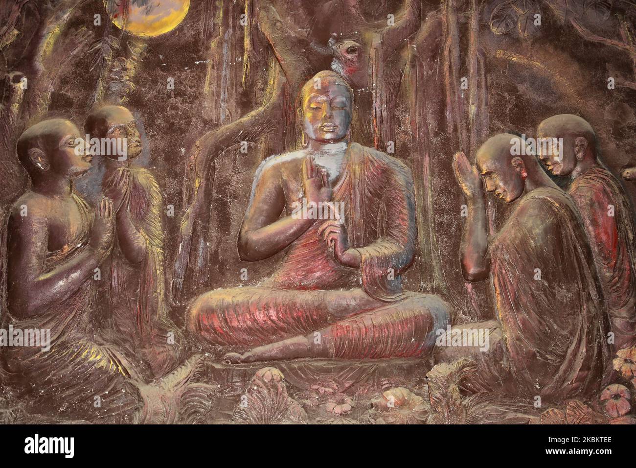 Rilievo raffigurante il Signore Buddha nel tempio buddista di Sri Maha Bodhi Viharaya a Kandy, Sri Lanka. Il tempio si trova a Bahirawakanda ed è noto per la sua statua di Buddha gigante, che si erge ad un'altezza di 26,83 m (88,0 piedi) ed è una delle statue di Buddha più alte dello Sri Lanka. (Foto di Creative Touch Imaging Ltd./NurPhoto) Foto Stock