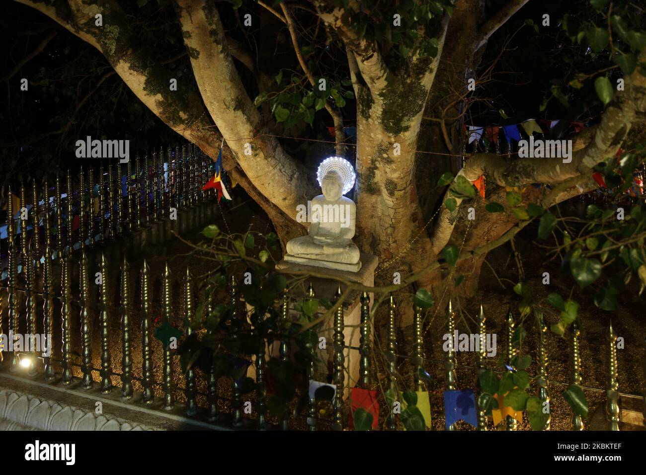 Statua del Buddha nel tempio buddista di Sri Maha Bodhi Viharaya a Kandy, Sri Lanka. Il tempio si trova a Bahirawakanda ed è noto per la sua statua di Buddha gigante, che si erge ad un'altezza di 26,83 m (88,0 piedi) ed è una delle statue di Buddha più alte dello Sri Lanka. (Foto di Creative Touch Imaging Ltd./NurPhoto) Foto Stock
