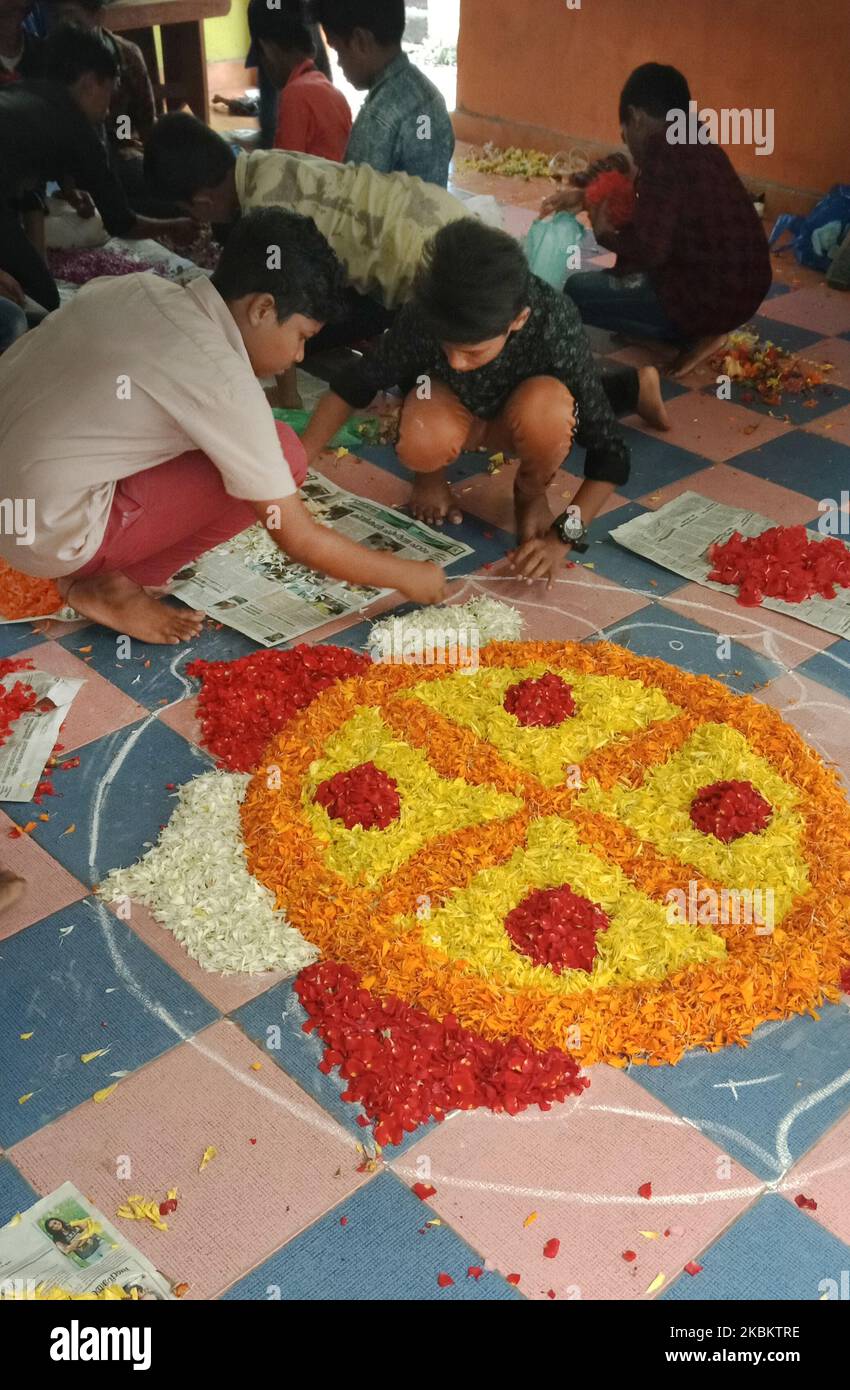 I bambini della scuola creano disegni floreali sul pavimento della loro scuola durante il festival di Onam a Thiruvananthapuram (Trivandrum), Kerala, India. Onam è un importante evento annuale per la gente malese dentro e fuori Kerala. Onam è una festa del raccolto ed è una delle tre maggiori celebrazioni indù annuali insieme a Vishu e Thiruvathira osservate dai Keraliti. (Foto di Creative Touch Imaging Ltd./NurPhoto) Foto Stock