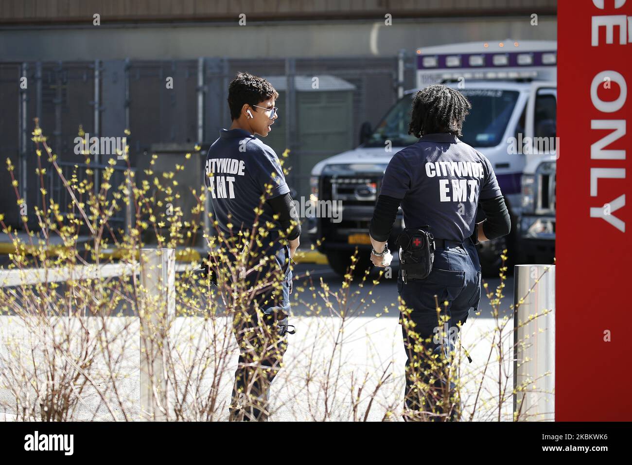 Gli autisti delle ambulanze EMT si trovano fuori dal NYU Langone Hospital di New York, Stati Uniti, il 1 aprile 2020. Mentre New York City si trova di fronte a un numero crescente di casi COVID-19, che ora raggiungono i 47.439, la città ha fatto appello a livello nazionale per un maggior numero di operatori sanitari e ambulanze. I casi di coronavirus nello Stato di New York, ora oltre 75.000, hanno superato tutte le nazioni colpite dalla pandemia. (Foto di John Lamparski/NurPhoto) Foto Stock