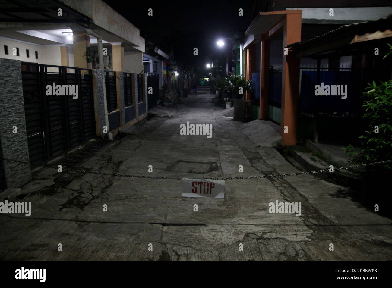 Una vista dell'entrata del villaggio che ha fatto sbocciare da barricate di fortuna per impedire la diffusione del coronavirus (Cocid-19) a Cibitung regency, provincia di Giava Occidentale, Indonesia il 1st aprile 2020. Nell'aprile 1st, l'Indonesia ha confermato 1,677 casi di coronavirus in tutto il paese, con 87 decessi. Portare l'Indonesia al maggior numero di morti nel sud-est asiatico. (Foto di Aditya Irawan/NurPhoto) Foto Stock