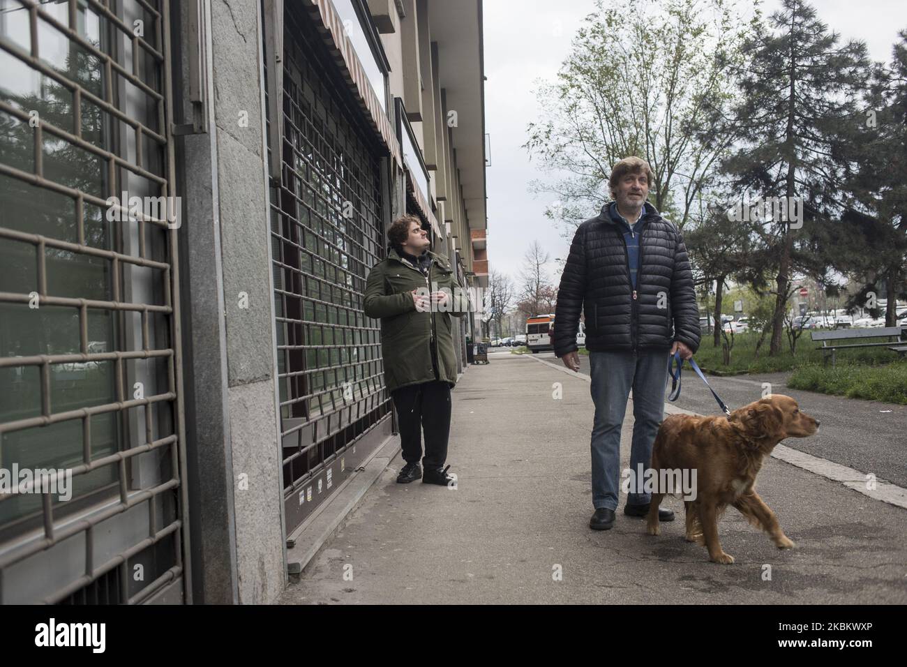 Torino, Italia 30 marzo 2020. Edoardo, un ragazzo autistico vive la quarantena del Covid-19 chiusa a casa con il padre separato Mauro, in un quartiere suburbano di Torino, una situazione molto difficile da gestire per questi bambini, che li costringe a cambiare radicalmente le loro abitudini. Anche uscire per una passeggiata è difficile per questa famiglia, solo dopo più di tre settimane i decreti ministeriali lo hanno permesso, ma ancora oggi ci sono persone che li contestano quando escono. (Foto di Mauro Ujetto/NurPhoto) Foto Stock