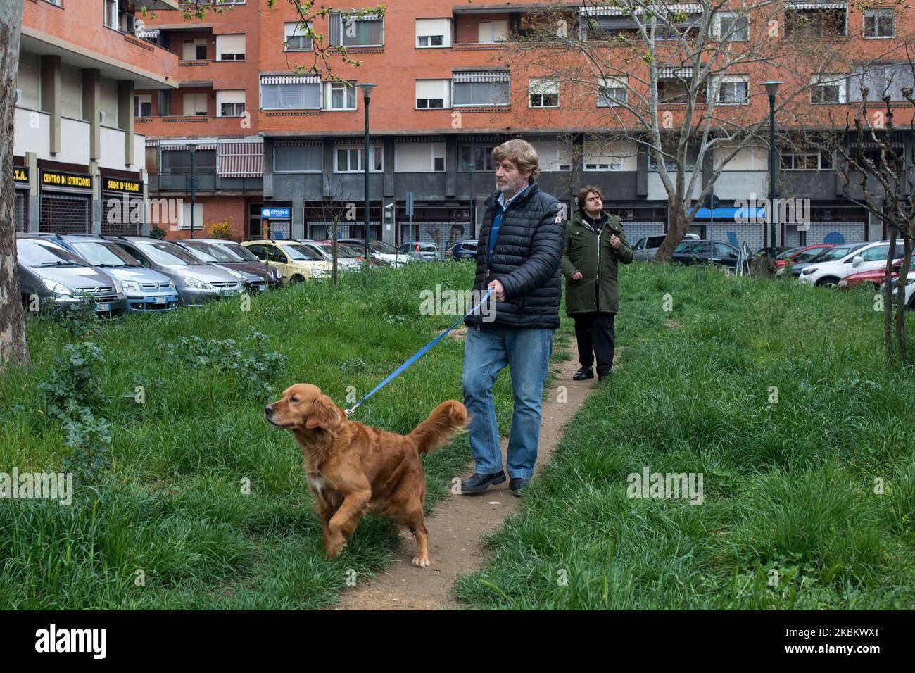 Torino, Italia 30 marzo 2020. Edoardo, un ragazzo autistico vive la quarantena del Covid-19 chiusa a casa con il padre separato Mauro, in un quartiere suburbano di Torino, una situazione molto difficile da gestire per questi bambini, che li costringe a cambiare radicalmente le loro abitudini. Anche uscire per una passeggiata è difficile per questa famiglia, solo dopo più di tre settimane i decreti ministeriali lo hanno permesso, ma ancora oggi ci sono persone che li contestano quando escono. (Foto di Mauro Ujetto/NurPhoto) Foto Stock