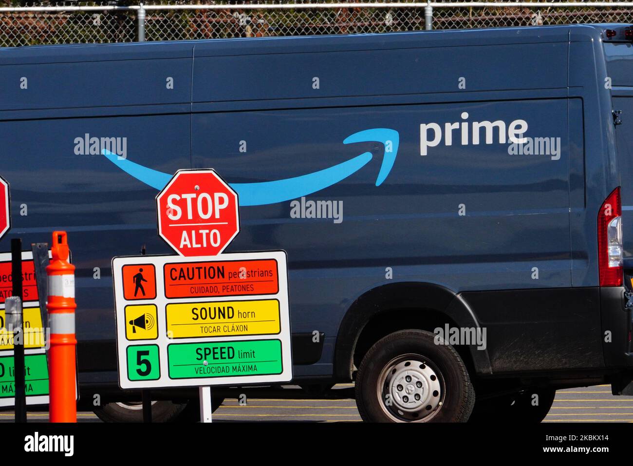 Una visione dei furgoni di consegna Amazon prime nel centro Amazon, Woodside, un giorno dopo la protesta a Staten Island Borough a New York City in mezzo Coronavirus Pandemic il 1 aprile 2020. (Foto di John Nacion/NurPhoto) Foto Stock