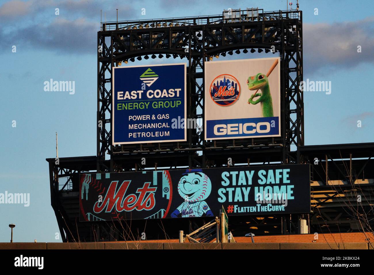 Una visione di un cartellone digitale Mets Team che lampeggia â€œStay Safe, Stay homeÂ€ a CitiField in Queens, NYC in mezzo Coronavirus Pandemic il 1 aprile 2020. (Foto di John Nacion/NurPhoto) Foto Stock