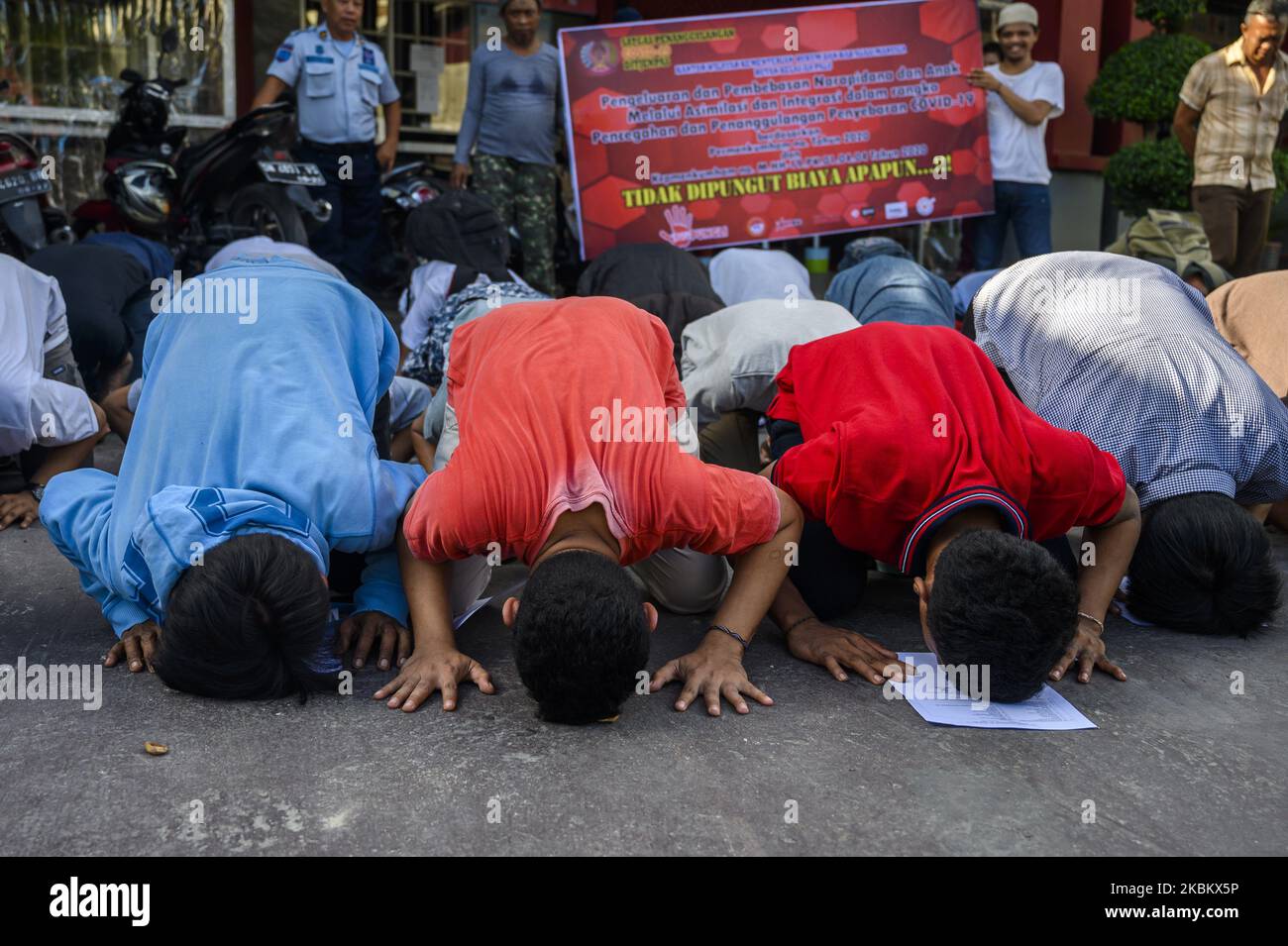 I detenuti fanno una prostrazione di gratitudine dopo essere stati rilasciati dal centro di detenzione Maesa, Palu, Sulawesi centrale, Indonesia il 2 aprile 2020. Il Ministero indonesiano del diritto e dei diritti umani rilascia 30.000 detenuti adulti e bambini in tutte le prigioni indonesiane più velocemente delle loro condanne, con il processo di assimilazione e integrazione in patria per prevenire la diffusione del COVID-19. Il numero di detenuti e detenuti in Indonesia raggiunge 270.386 persone, mentre la capacità carceraria è in grado di ospitare solo 131.931 persone. (Foto di Basri Marzuki/NurPhoto) Foto Stock