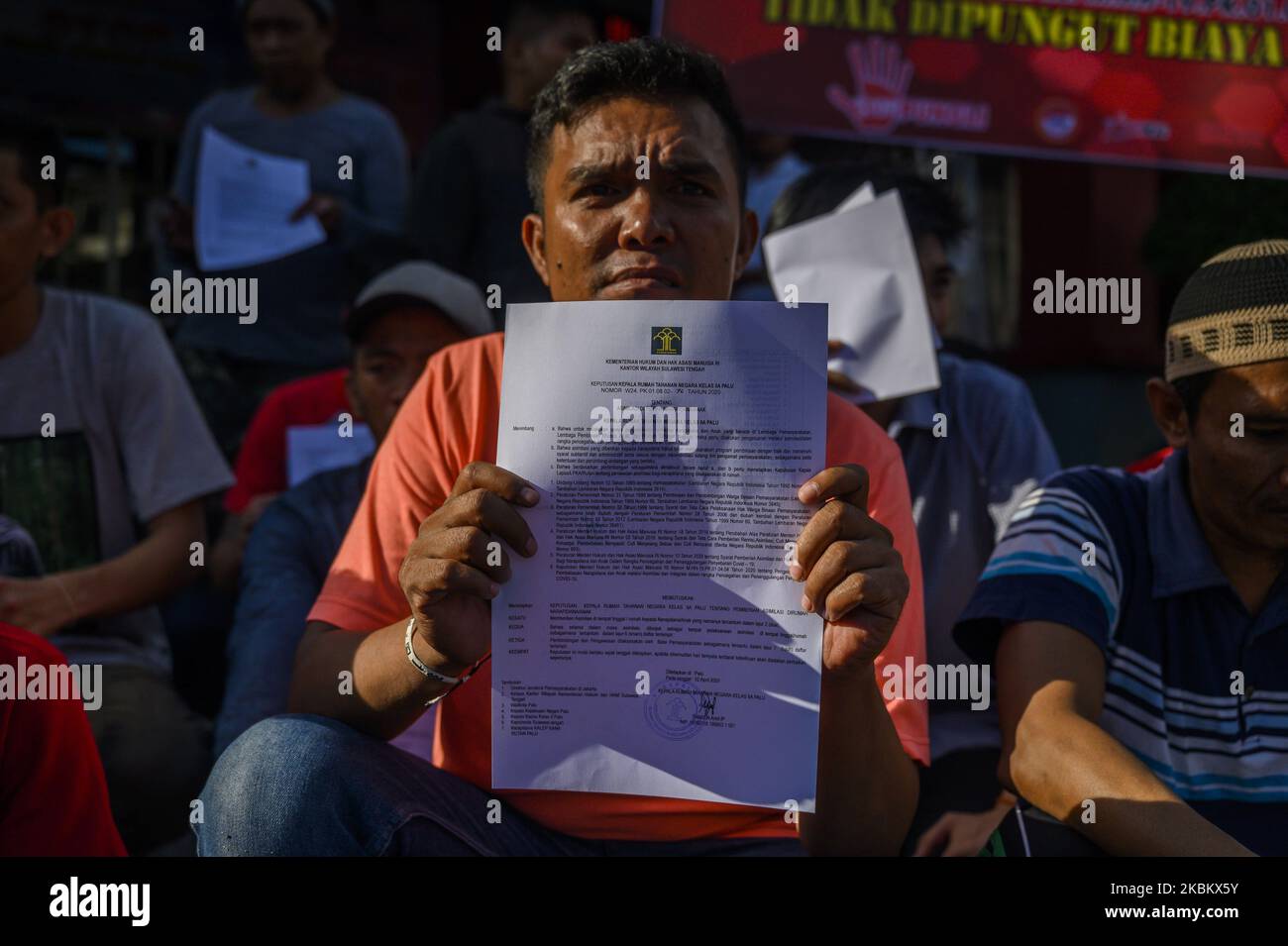 Un prigioniero mostra una lettera di liberazione del Centro di detenzione di Maesa, Palu, Sulawesi Centrale, Indonesia il 2 aprile 2020. Il Ministero indonesiano del diritto e dei diritti umani rilascia 30.000 detenuti adulti e bambini in tutte le prigioni indonesiane più velocemente delle loro condanne, con il processo di assimilazione e integrazione in patria per prevenire la diffusione del COVID-19. Il numero di detenuti e detenuti in Indonesia raggiunge 270.386 persone, mentre la capacità carceraria è in grado di ospitare solo 131.931 persone. (Foto di Basri Marzuki/NurPhoto) Foto Stock