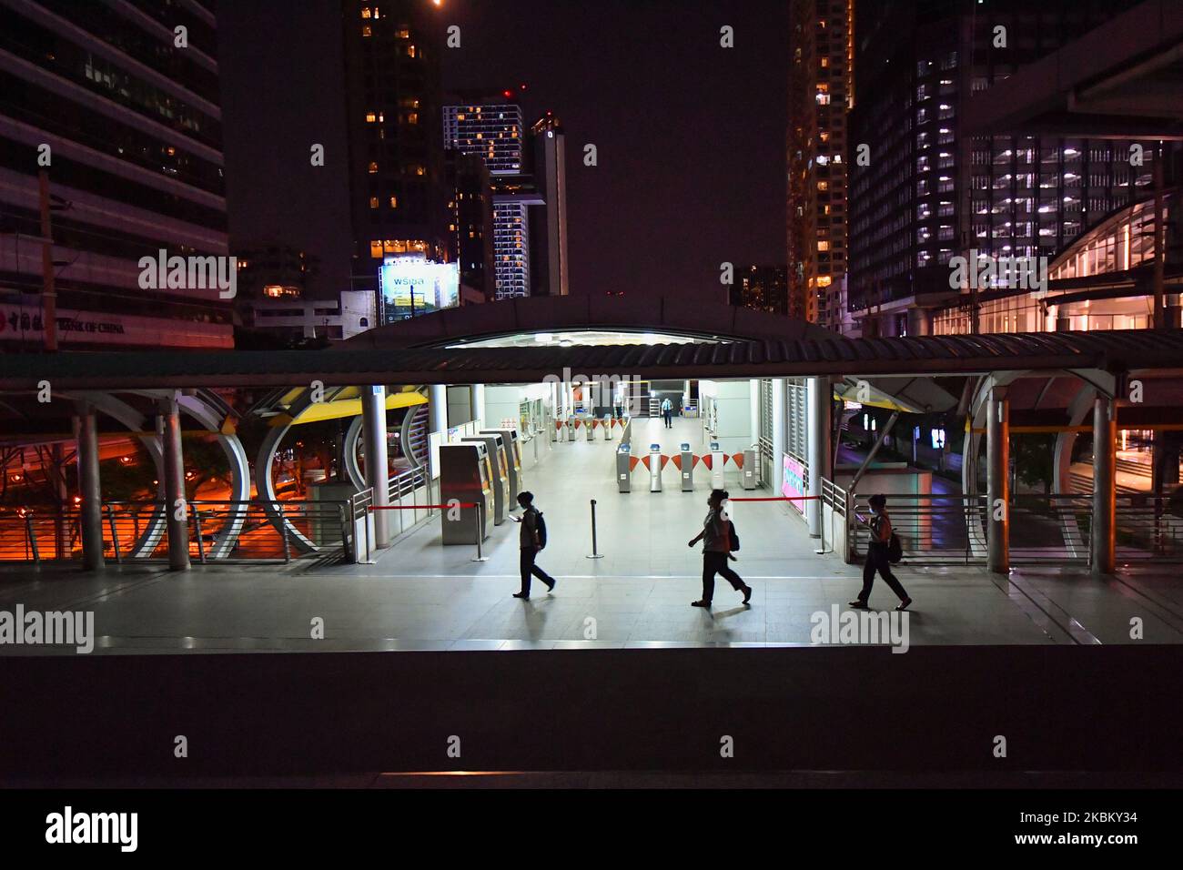 Le persone si affrettano a prendere l'ultimo autobus di transito rapido (BRT) di ritorno a casa a Bangkok prima del coprifuoco nazionale a Bangkok, Thailandia. Come il primo ministro thailandese impone coprifuoco a livello nazionale a partire dal primo giorno del 3 aprile 2020 dal 10pm-4pm come misure rigorose per rallentare la diffusione del coronavirus (Covid-19). Come la salute pubblica tailandese ha riportato 103 nuovi casi di coronavirus (Covid-19), portando il totale a 1.978 e 19 morti. Il 3 aprile 2020 a Bangkok, Thailandia. (Foto di Vachira Vachira/NurPhoto) Foto Stock