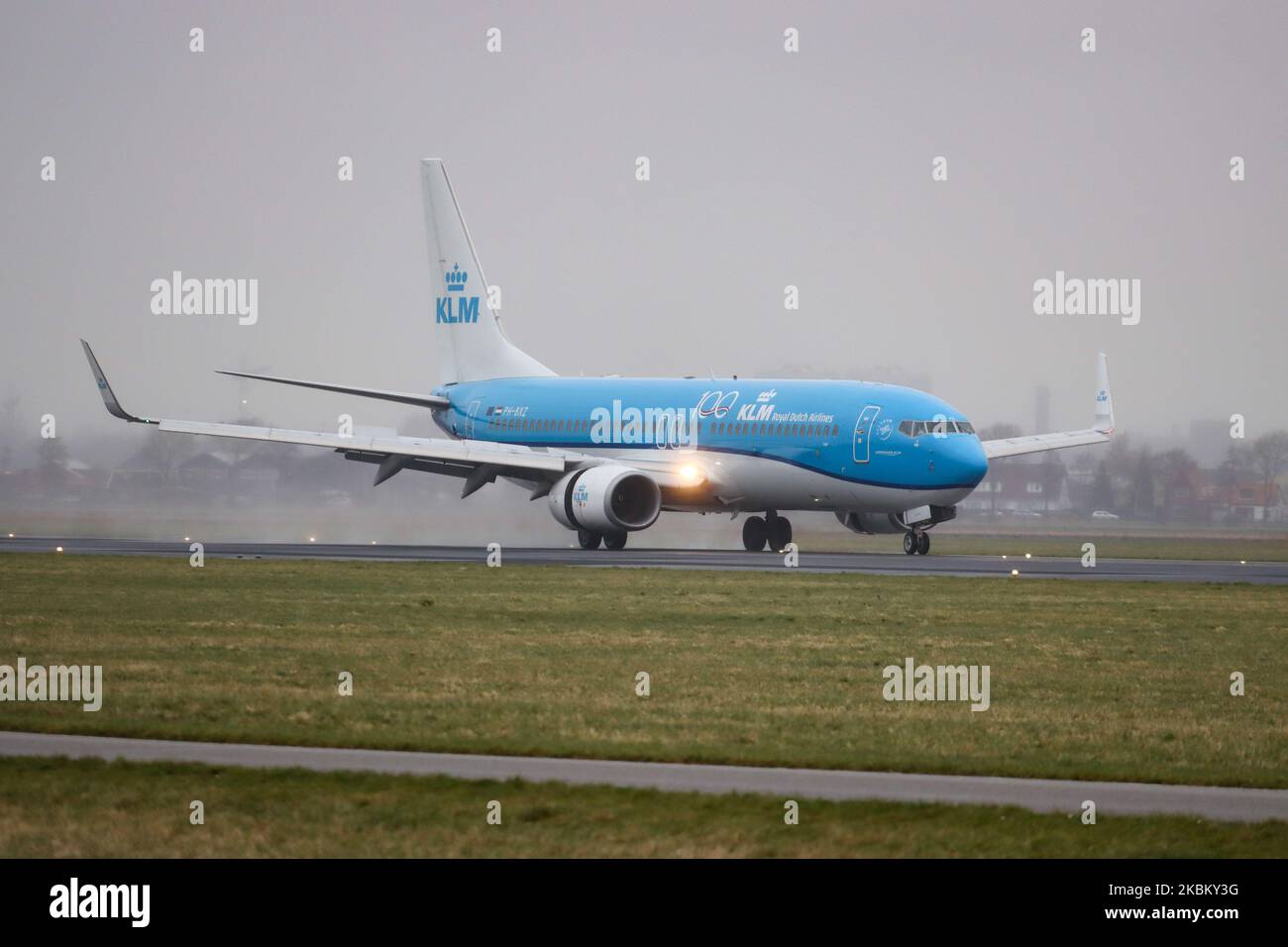 KLM Royal Dutch Airlines aeromobile commerciale Boeing 737-800 visto all'arrivo finale atterrando con il tempo piovoso nella nebbia all'aeroporto internazionale EHAM di Amsterdam Schiphol AMS nei Paesi Bassi. L'aereo Boeing 737-8K2(WL) ha la registrazione PH-BXZ, nome Uil / Owl e 2x motori a reazione CFMI. KLM Royal Dutch Airlines, Koninklijke Luchtvaart Maatschappij è il vettore di bandiera olandese, membro dell'alleanza aerea SkyTeam, di proprietà di Air France - società madre del gruppo KLM. Febbraio 28, 2020 (Foto di Nicolas Economou/NurPhoto) Foto Stock