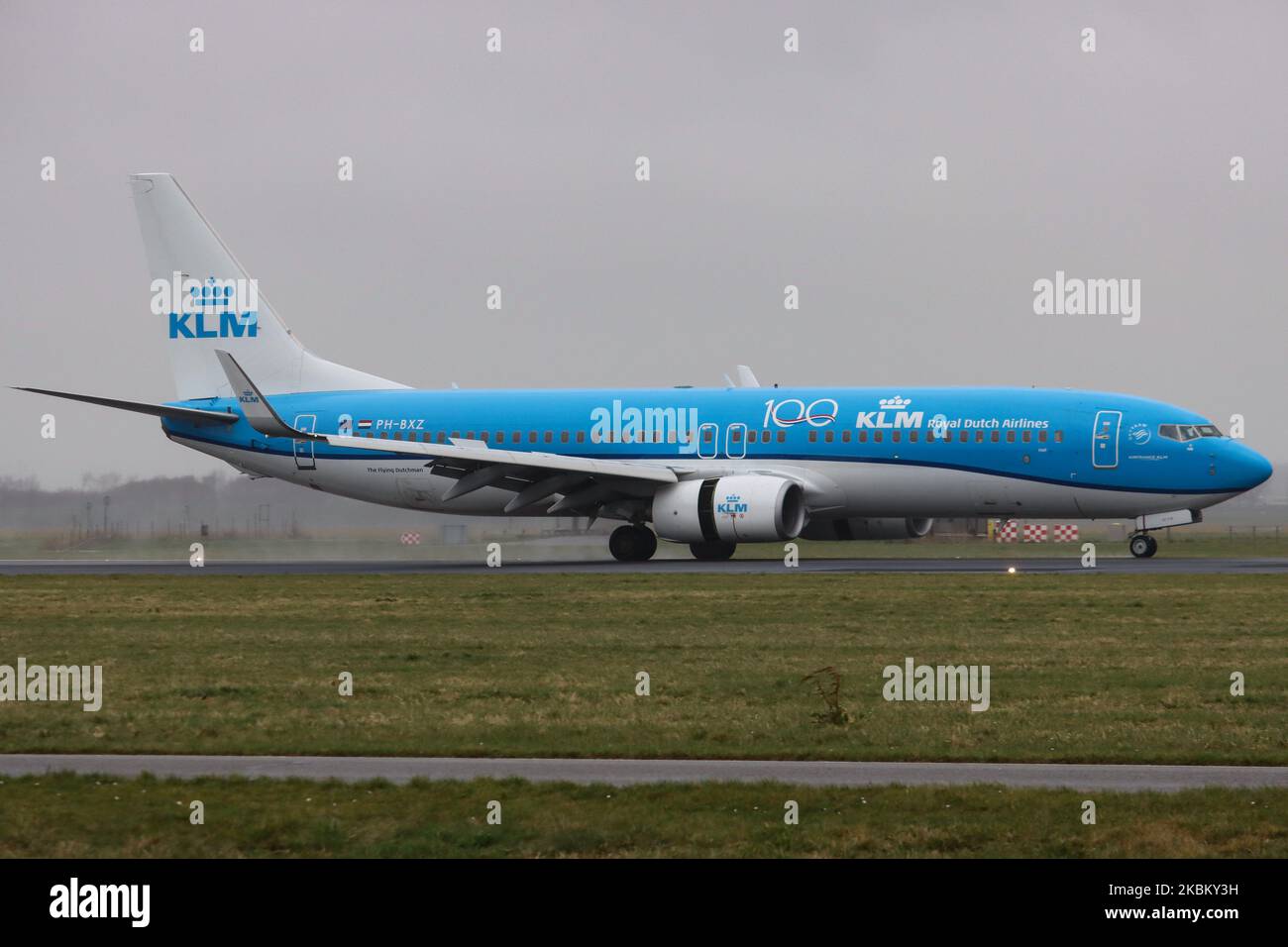 KLM Royal Dutch Airlines aeromobile commerciale Boeing 737-800 visto all'arrivo finale atterrando con il tempo piovoso nella nebbia all'aeroporto internazionale EHAM di Amsterdam Schiphol AMS nei Paesi Bassi. L'aereo Boeing 737-8K2(WL) ha la registrazione PH-BXZ, nome Uil / Owl e 2x motori a reazione CFMI. KLM Royal Dutch Airlines, Koninklijke Luchtvaart Maatschappij è il vettore di bandiera olandese, membro dell'alleanza aerea SkyTeam, di proprietà di Air France - società madre del gruppo KLM. Febbraio 28, 2020 (Foto di Nicolas Economou/NurPhoto) Foto Stock