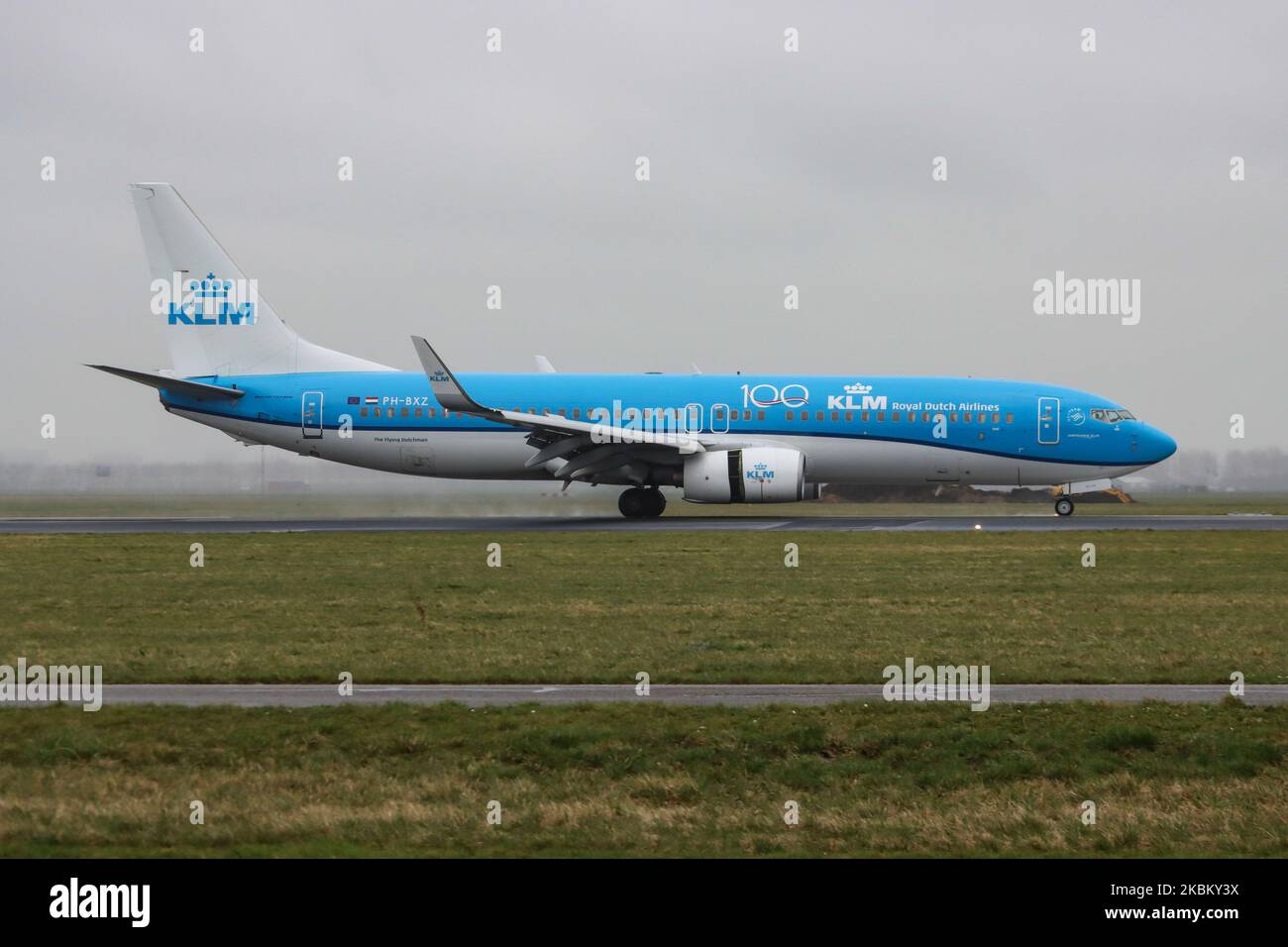 KLM Royal Dutch Airlines aeromobile commerciale Boeing 737-800 visto all'arrivo finale atterrando con il tempo piovoso nella nebbia all'aeroporto internazionale EHAM di Amsterdam Schiphol AMS nei Paesi Bassi. L'aereo Boeing 737-8K2(WL) ha la registrazione PH-BXZ, nome Uil / Owl e 2x motori a reazione CFMI. KLM Royal Dutch Airlines, Koninklijke Luchtvaart Maatschappij è il vettore di bandiera olandese, membro dell'alleanza aerea SkyTeam, di proprietà di Air France - società madre del gruppo KLM. Febbraio 28, 2020 (Foto di Nicolas Economou/NurPhoto) Foto Stock