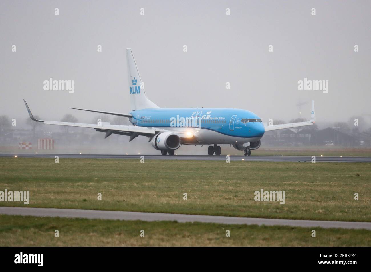 KLM Royal Dutch Airlines aeromobile commerciale Boeing 737-800 visto all'arrivo finale atterrando con il tempo piovoso nella nebbia all'aeroporto internazionale EHAM di Amsterdam Schiphol AMS nei Paesi Bassi. L'aereo Boeing 737-8K2(WL) ha la registrazione PH-BXZ, nome Uil / Owl e 2x motori a reazione CFMI. KLM Royal Dutch Airlines, Koninklijke Luchtvaart Maatschappij è il vettore di bandiera olandese, membro dell'alleanza aerea SkyTeam, di proprietà di Air France - società madre del gruppo KLM. Febbraio 28, 2020 (Foto di Nicolas Economou/NurPhoto) Foto Stock