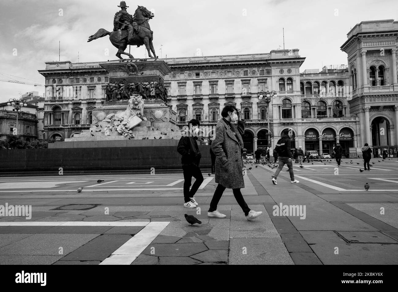 (NOTA DELL'EDITORE: L'immagine è stata convertita in bianco e nero) Vista generale di Milano durante Coronavirus Emergency, aprile 2020. Il governo italiano di Giuseppe Conte ha recentemente aumentato i giorni di quarantena per l'emergenza Coronavirus al 13 aprile, durante i quali il decreto è ancora in vigore, vietando le uscite se non espressamente necessarie. (Foto di Mairo Cinquetti/NurPhoto) Foto Stock