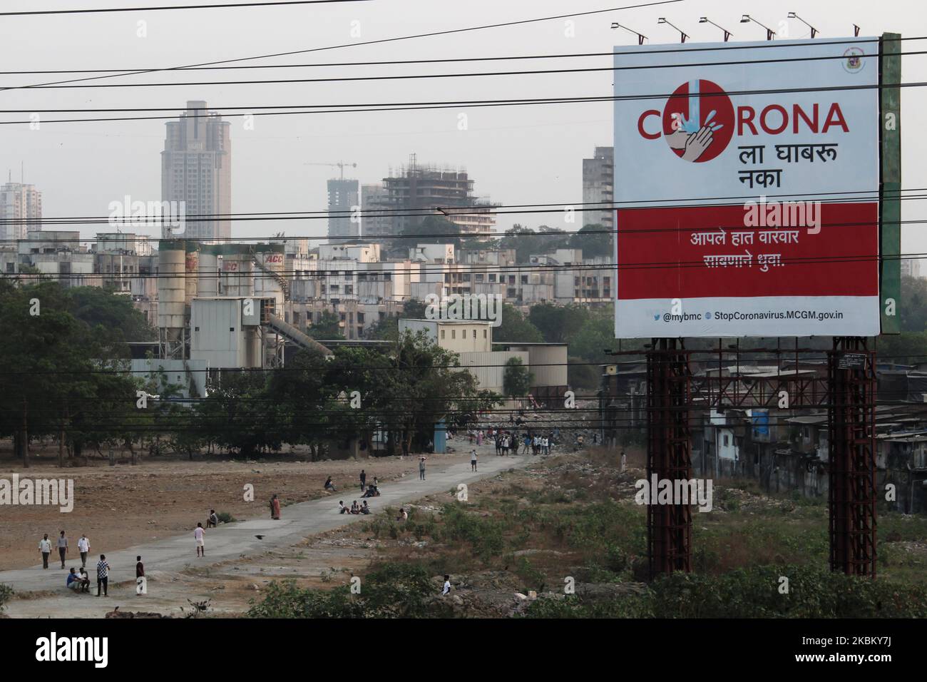 La gente cammina vicino ad un messaggio su un tabellone a Mumbai, India il 03 aprile 2020. L'India continua a bloccarsi a livello nazionale per controllare la diffusione della pandemia di Coronavirus (COVID-19). (Foto di Himanshu Bhatt/NurPhoto) Foto Stock
