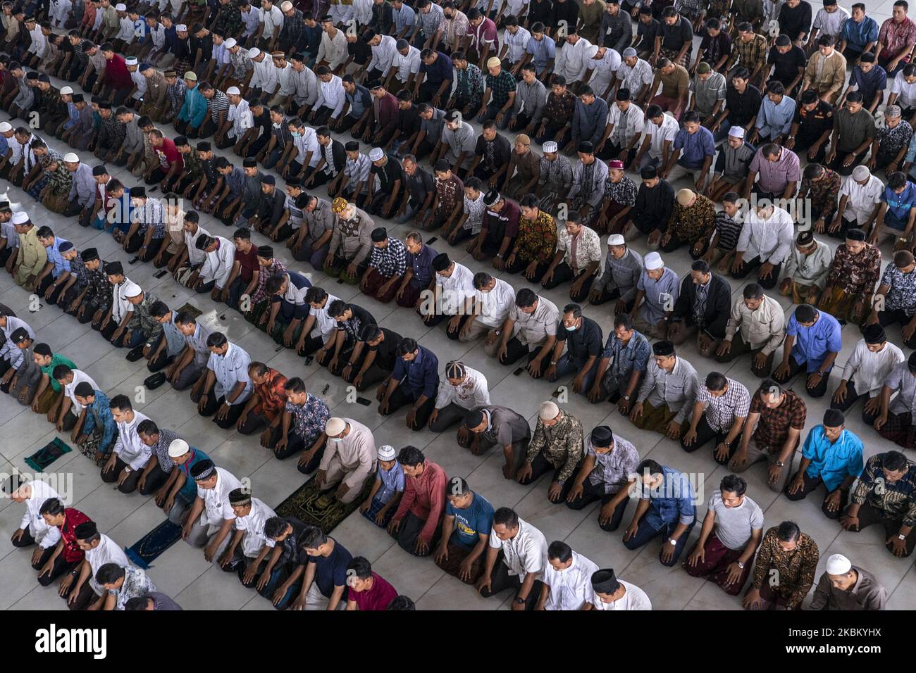 i musulmani indonesiani eseguono le preghiere del venerdì senza applicare le distanze sociali in una moschea di Lhokseumawe, Aceh, Indonesia, il 3 aprile 2020. Il governo indonesiano ha emanato regolamenti governativi sulle restrizioni sociali su larga scala e sulle decisioni presidenziali riguardanti lo stato delle emergenze sanitarie pubbliche perché i cittadini indonesiani che sono positivi al COVID-19 continuano ad aumentare. L'ultimo rapporto annunciato dal governo indonesiano il venerdì 3 aprile 2020 ha confermato 1.986 casi di coronavirus, 134 recuperati con 181 morti. (Foto di Zick Maulana/NurPhoto) Foto Stock