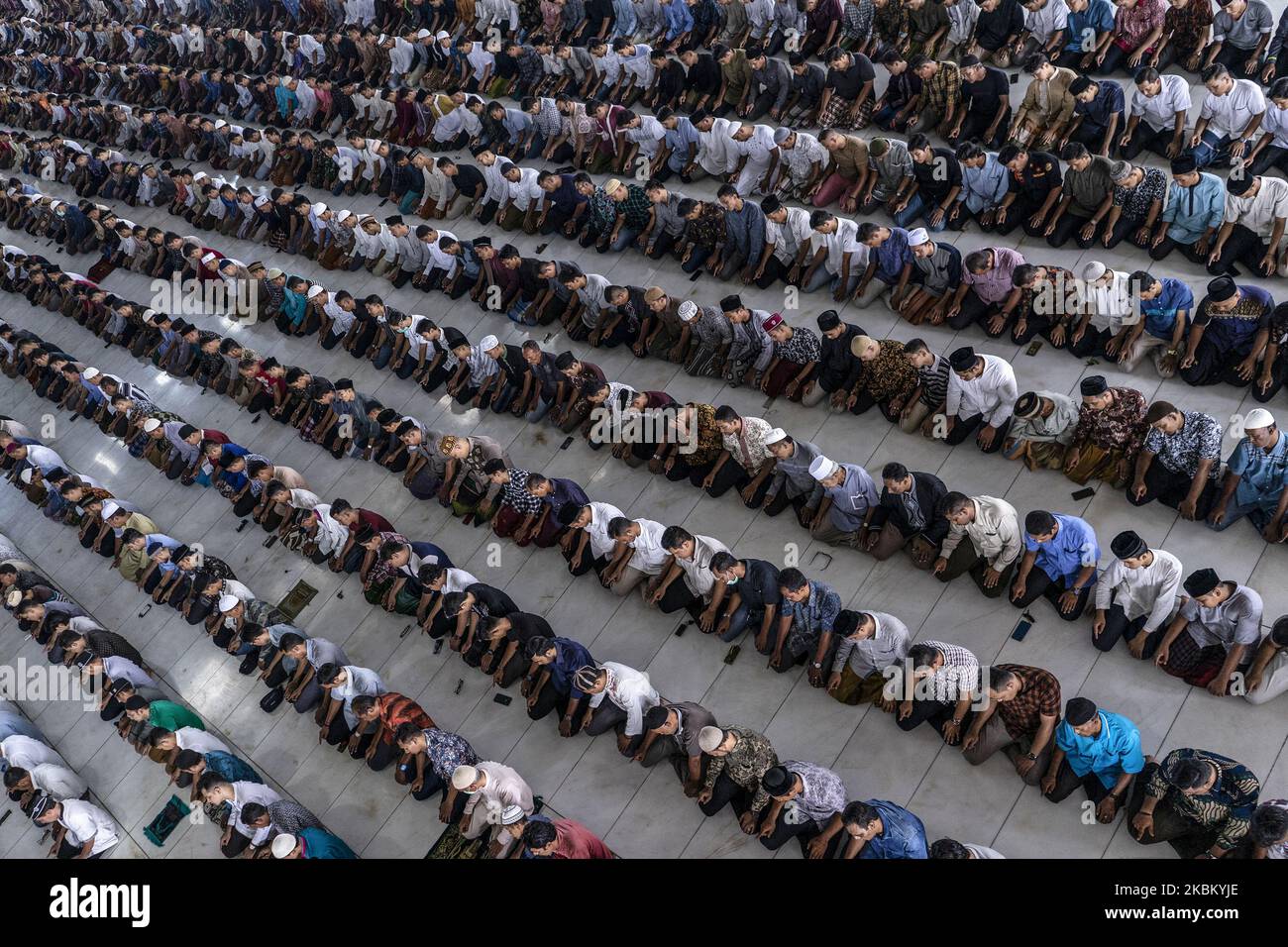 i musulmani indonesiani eseguono le preghiere del venerdì senza applicare le distanze sociali in una moschea di Lhokseumawe, Aceh, Indonesia, il 3 aprile 2020. Il governo indonesiano ha emanato regolamenti governativi sulle restrizioni sociali su larga scala e sulle decisioni presidenziali riguardanti lo stato delle emergenze sanitarie pubbliche perché i cittadini indonesiani che sono positivi al COVID-19 continuano ad aumentare. L'ultimo rapporto annunciato dal governo indonesiano il venerdì 3 aprile 2020 ha confermato 1.986 casi di coronavirus, 134 recuperati con 181 morti. (Foto di Zick Maulana/NurPhoto) Foto Stock