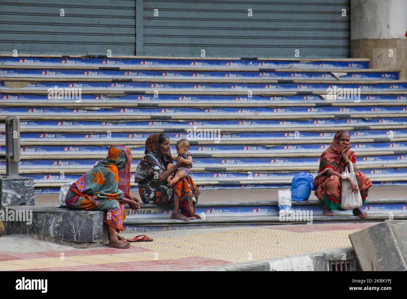 Persone di classe economica bassa in attesa di soccorsi a fianco della strada, a causa della minaccia del virus corona, le persone rimangono a casa e il livello di posti di lavoro dispari fino a zero, anche i bambini sono sulla strada per raccogliere cibo al 03 aprile a Dhaka, in Bangladesh. (Foto di Khandaker Azizur Rahman Sumon/NurPhoto) Foto Stock