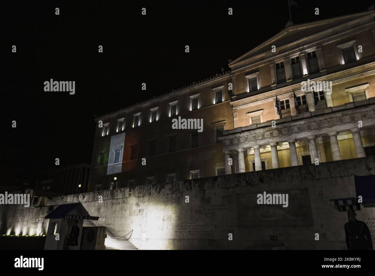 La bandiera italiana è proiettata sul palazzo del parlamento in solidarietà con l'Italia, sulla pandemia del coronavirus (COVID-19), ad Atene, in Grecia, 3 aprile 2020. (Foto di Dimitris Lampropoulos/NurPhoto) Foto Stock