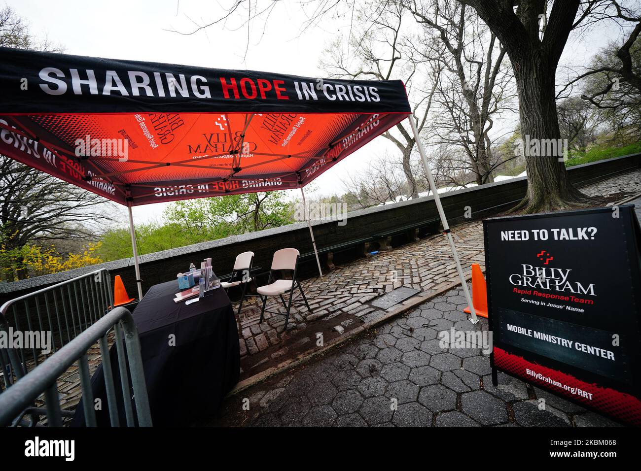 Una vista di una tenda Billy Graham proprio fuori da un ospedale temporaneo a Central Park di fronte al Monte Sinai Hospital in mezzo alla pandemia di Covid-19 il 3 aprile 2020. (Foto di John Nacion/NurPhoto) Foto Stock