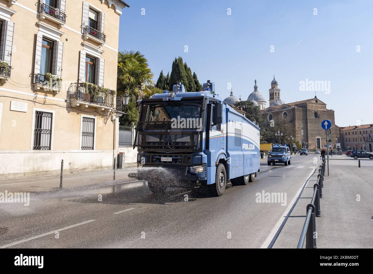 Per conformarsi alle nuove normative imposte dal Premier Giuseppe Conte con l'ultimo Decreto del primo Ministro, la polizia di Padova ha iniziato a disinfettare le strade più trafficate utilizzando una speciale autocisterna. Nella foto un momento di disinfestazione tra Prato della Valle e la Basilica di Sant'Antonio, Padova, Italia, il 3 aprile 2020. (Foto di Roberto Silvino/NurPhoto) Foto Stock