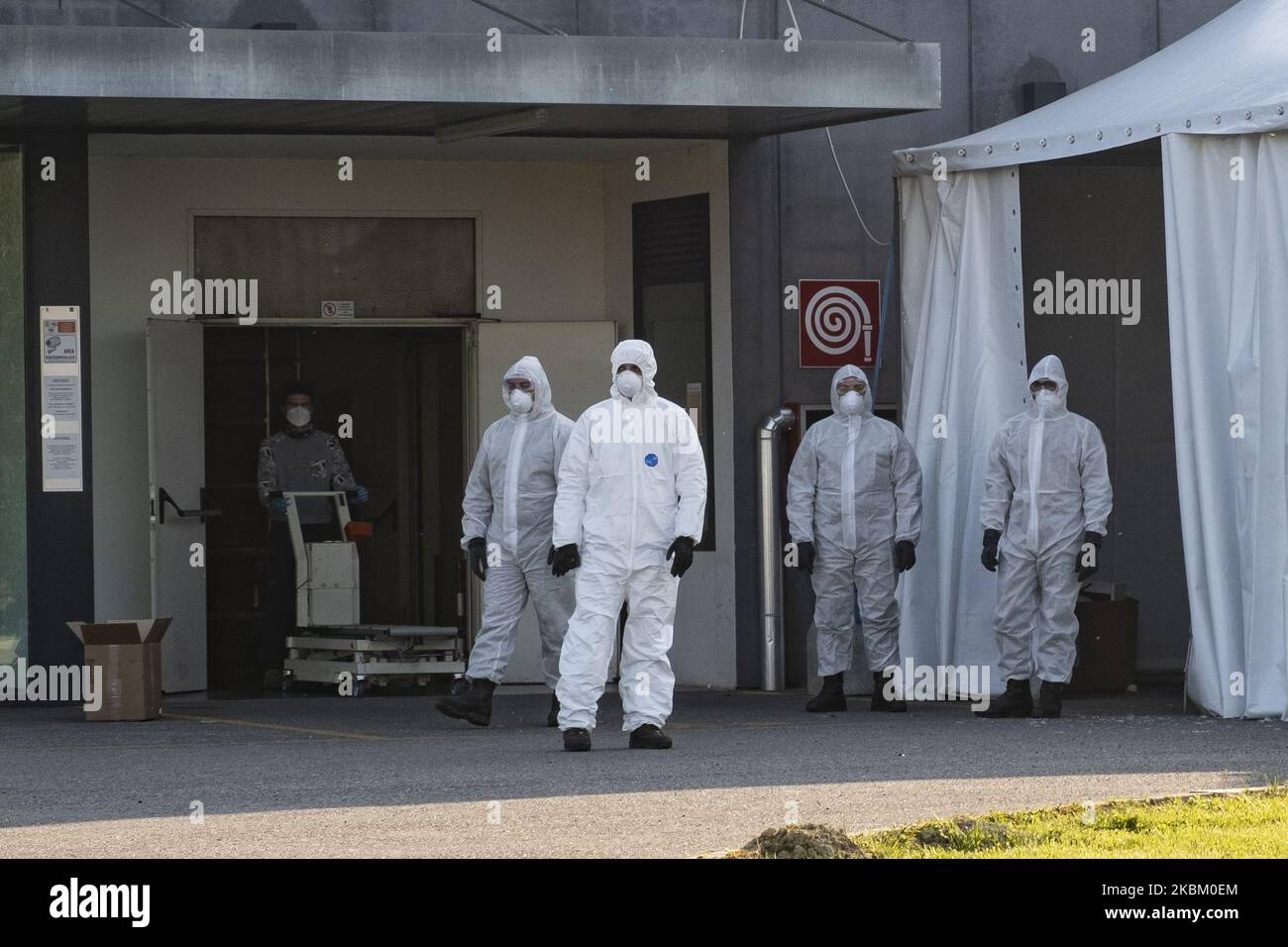 Il personale militare lascia le chiese da Bergamo per portare le bare di coronavirus (COVID-19) vittime pandemiche al crematorio di Padova, Italia, il 2 aprile 2020 a Padova, Italia. (Foto di Roberto Silvino/NurPhoto) Foto Stock