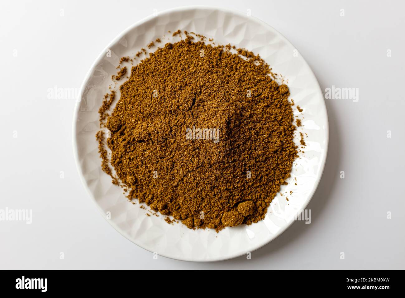 Garam masala su sfondo bianco Foto Stock