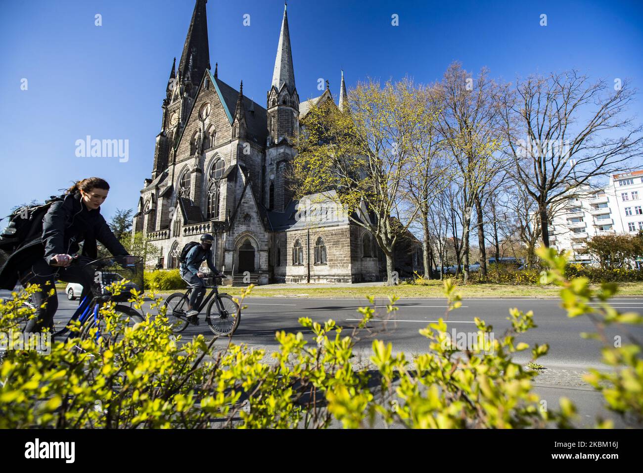 I ciclisti si rechettano a Suedstern a Berlino il 4 aprile 2020. Al fine di limitare la diffusione del Coronavirus (SARS-COV-2), il governo federale e locale tedesco ha ordinato la chiusura temporanea di musei, teatri, eventi sportivi, ecc. l'incontro di più di due persone è generalmente vietato negli spazi pubblici, e i ristoranti possono offrire solo pasti da portare via. (Foto di Emmanuele Contini/NurPhoto) Foto Stock