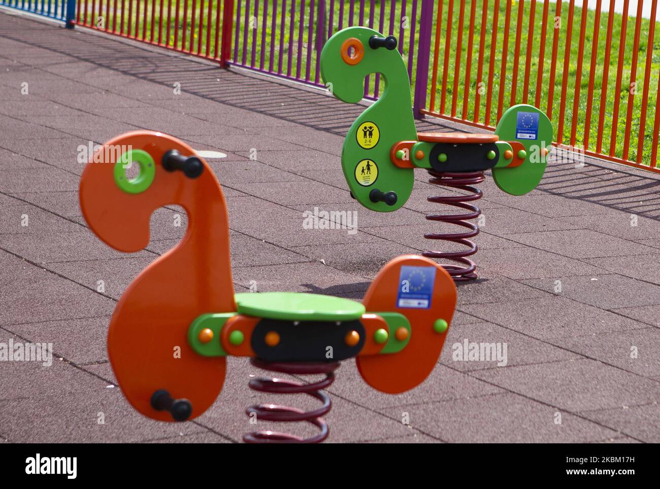 Il parco giochi per bambini è chiuso e vuoto durante un coprifuoco imposto per prevenire la diffusione della malattia di coronavirus (COVID-19) a Kragujevac, Serbia il 5 aprile 2020. (Foto di Nikola Krstic/NurPhoto) Foto Stock