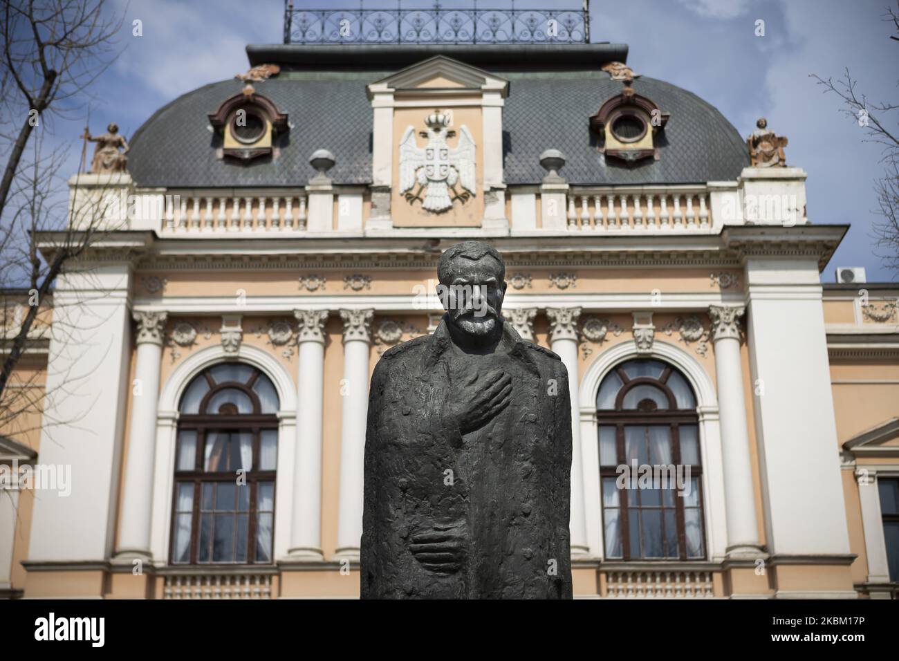 La visione dello statuto del duca Radomir Putnik, dietro di lui è l'edificio di corte durante un coprifuoco imposto per prevenire la diffusione della malattia di coronavirus (COVID-19) a Kragujevac, Serbia il 5 aprile 2020. (Foto di Nikola Krstic/NurPhoto) Foto Stock