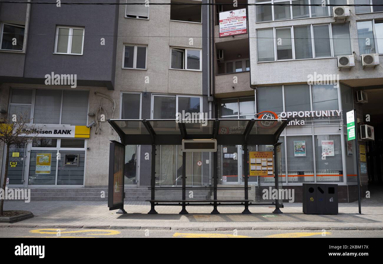 La stazione degli autobus nel centro della città è vuota durante un coprifuoco imposto per prevenire la diffusione della malattia di coronavirus (COVID-19) a Kragujevac, Serbia il 5 aprile 2020. (Foto di Nikola Krstic/NurPhoto) Foto Stock