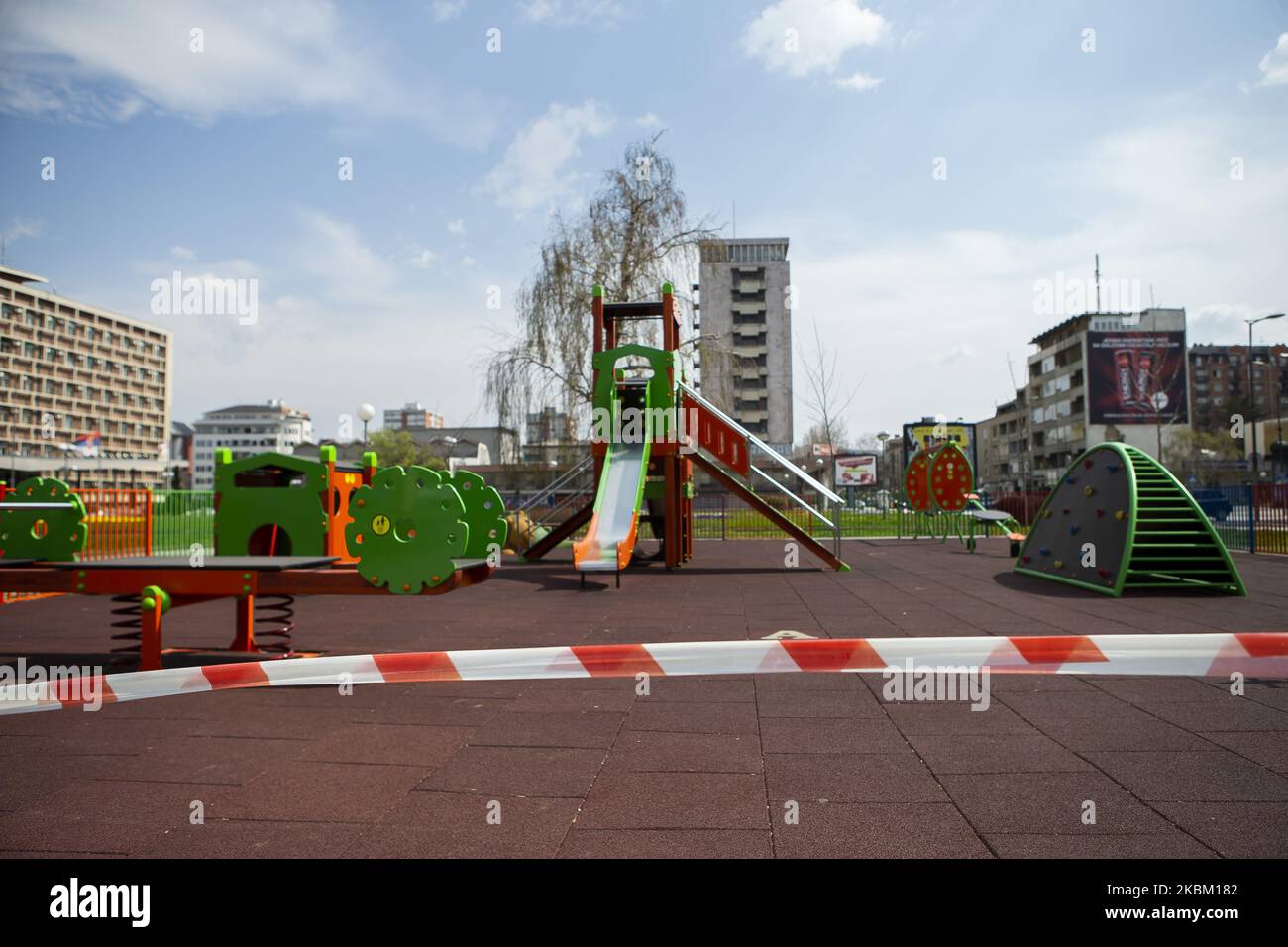 Il parco giochi per bambini è chiuso e vuoto durante un coprifuoco imposto per prevenire la diffusione della malattia di coronavirus (COVID-19) a Kragujevac, Serbia il 5 aprile 2020. (Foto di Nikola Krstic/NurPhoto) Foto Stock